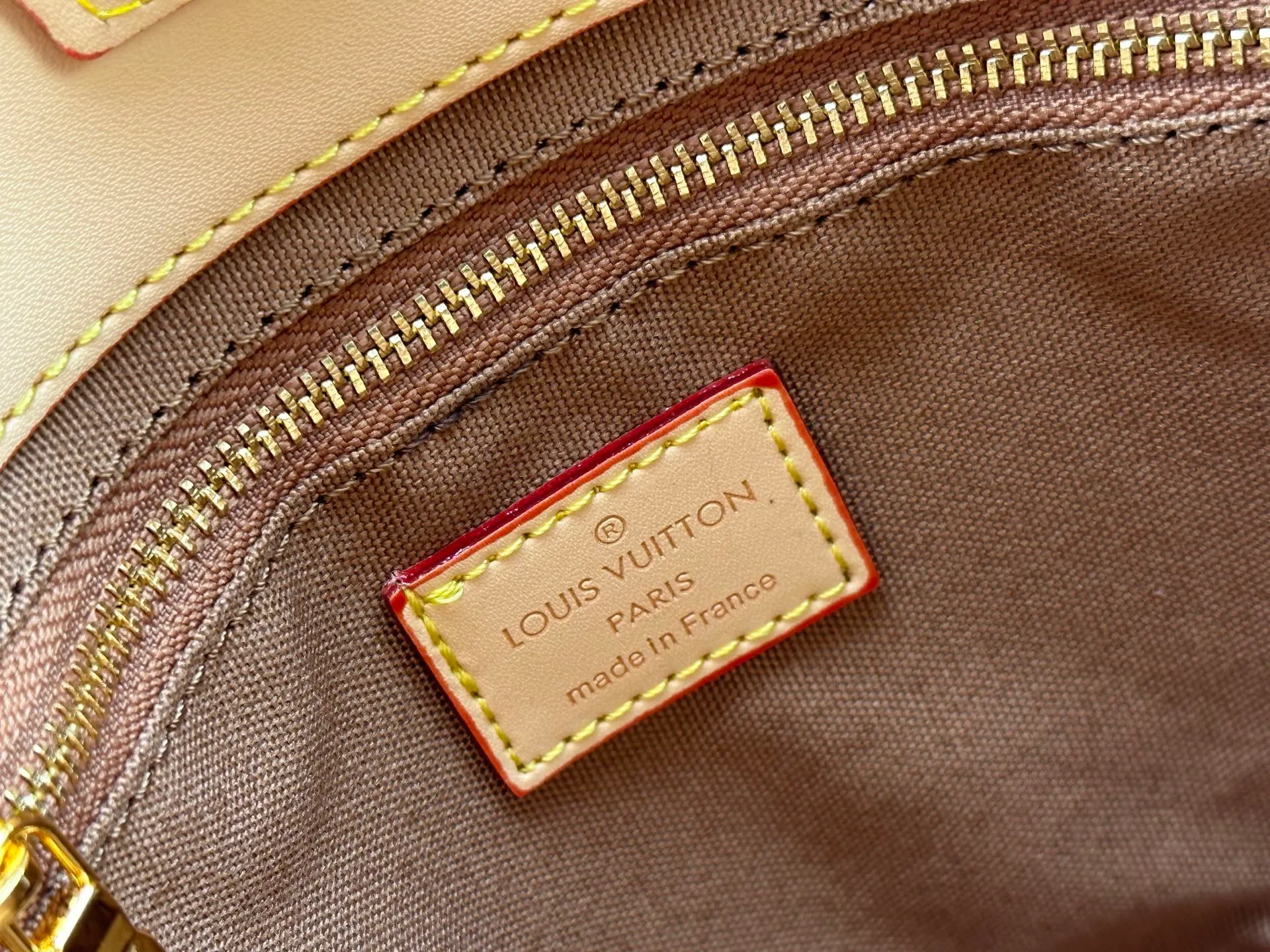P260 Upgraded original M14680 This model Nicolas Ghesquière presented the Rivage BB handbag at the 2025 spring and summer show. It is cut out of Monogram canvas in a bucket shape and reinterprets the Noctambule handbag launched by Louis Vuitton in 1999. The trunk-style handles, LV-engraved padlock and leather luggage tag add classic elements, and the shoulder strap makes it easy to carry cross-body. Dimensions: 12.0 x 18.0 x 7.0 cm (length x height x width)