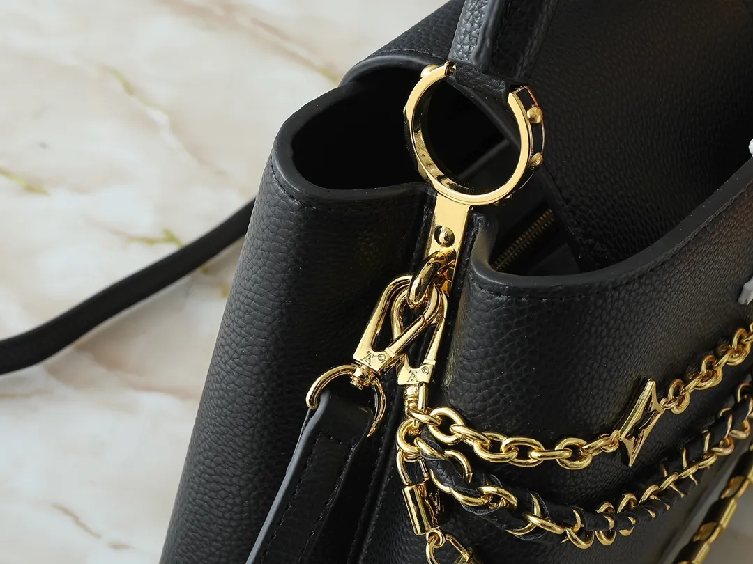 💰440💰Guangzhou goods Upgraded original M12345 M12346 M12279 M11908 M11906 This Capucines BB handbag is from the Trilogy series, using Taurillon cow leather and dazzling metal parts to convey elegant style. The gorgeous chain is embellished with a mini padlock and an enamel Monogram flower. The flap can be placed externally or internally to open multiple pockets. The sophisticated design allows for a variety of carrying experiences. Dimensions: 31.05 x 20.0 x 11.0 cm (length x height x width)