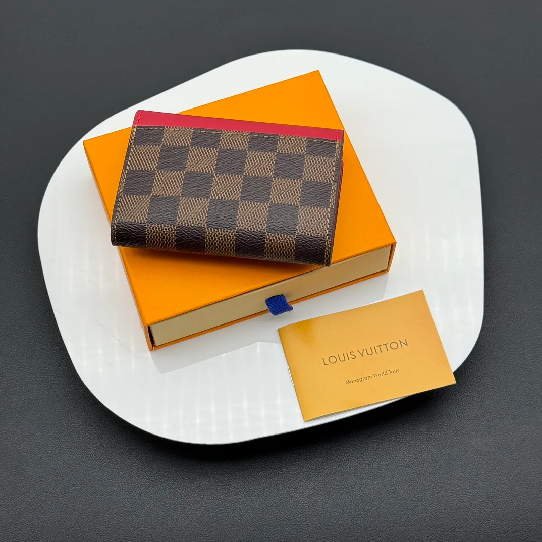 💰130 💎Upgraded original version🇫🇷 ZOÉ Wallet The Zoé wallet combines Damier Azur canvas and pastel leather to outline an envelope-like structure. The flip cover is decorated with gold Louis Vuitton snaps to welcome the coolness of summer. The compact design hides ample space, making it easy to store coins, banknotes and bank cards. It can also be placed in a pocket, handbag or clutch. Model: M60168 Dimensions: 9.5 x 7.5 x 3.0 cm (length x height x width).