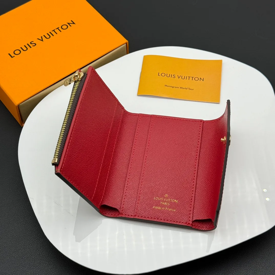 💰130 💎Upgraded original version🇫🇷 ZOÉ Wallet The Zoé wallet combines Damier Azur canvas and pastel leather to outline an envelope-like structure. The flip cover is decorated with gold Louis Vuitton snaps to welcome the coolness of summer. The compact design hides ample space, making it easy to store coins, banknotes and bank cards. It can also be placed in a pocket, handbag or clutch. Model: M60168 Dimensions: 9.5 x 7.5 x 3.0 cm (length x height x width).