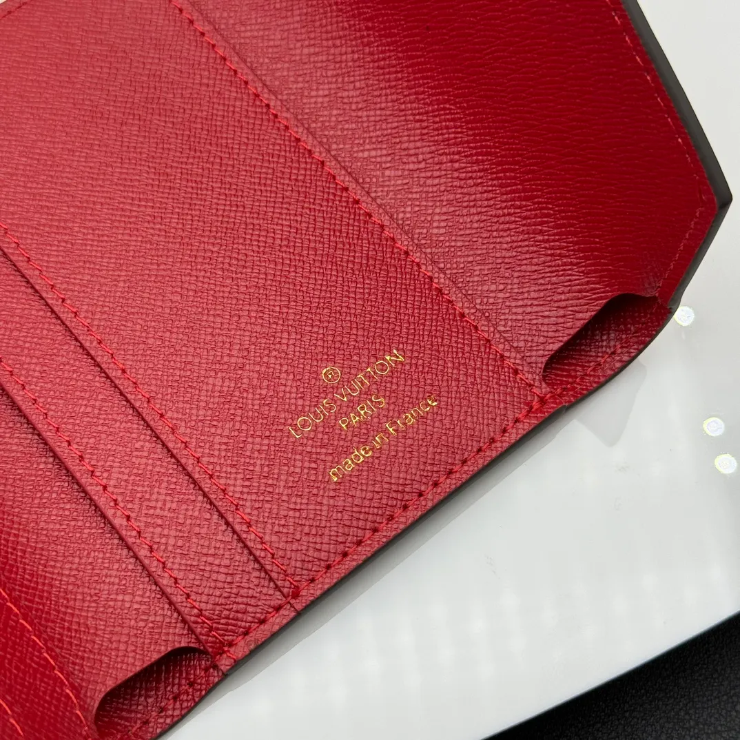 💰130 💎Upgraded original version🇫🇷 ZOÉ Wallet The Zoé wallet combines Damier Azur canvas and pastel leather to outline an envelope-like structure. The flip cover is decorated with gold Louis Vuitton snaps to welcome the coolness of summer. The compact design hides ample space, making it easy to store coins, banknotes and bank cards. It can also be placed in a pocket, handbag or clutch. Model: M60168 Dimensions: 9.5 x 7.5 x 3.0 cm (length x height x width).