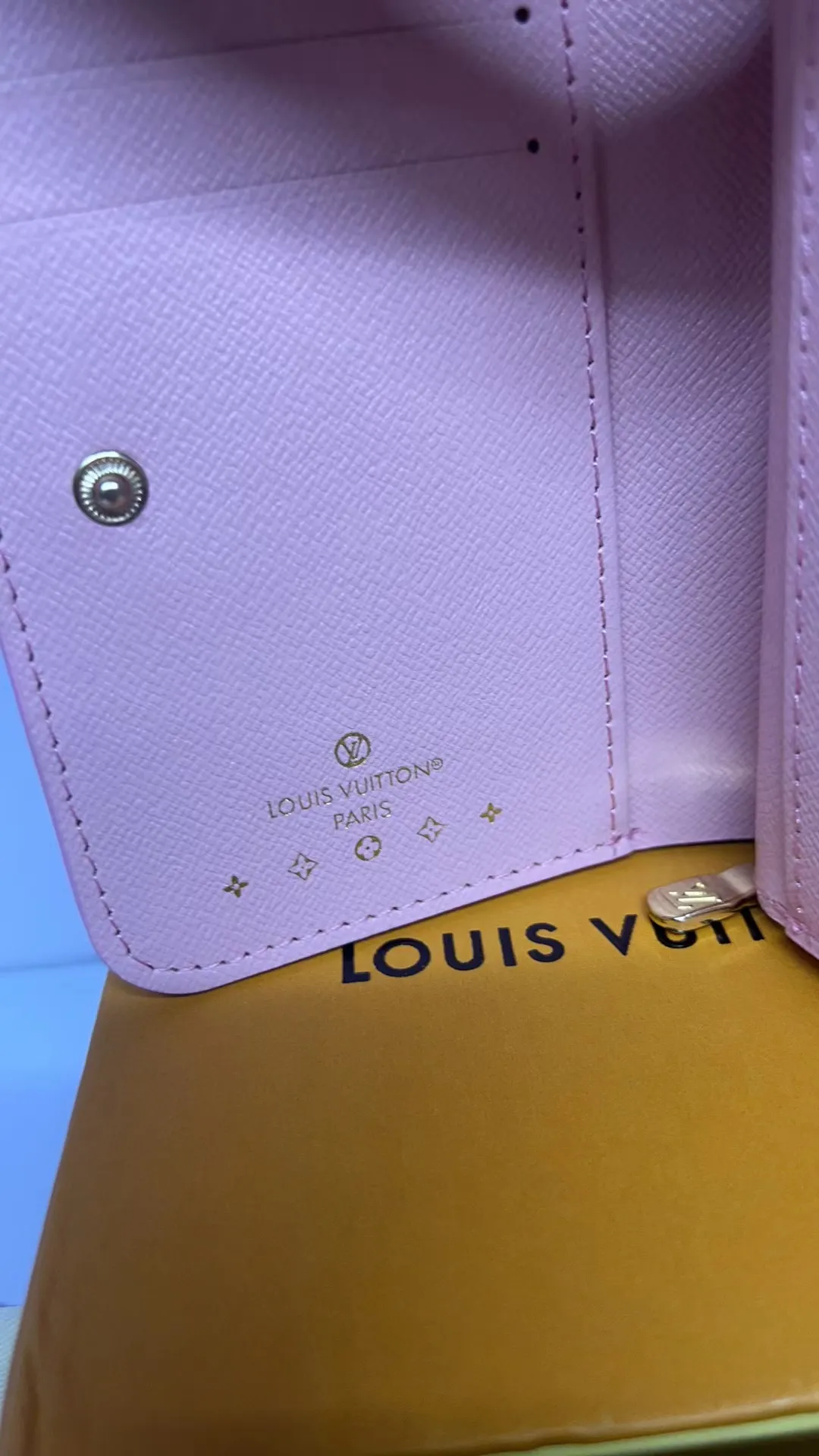 P150💰M83689 83160 This Cléa wallet is made of Monogram Empreinte soft grained cowhide, embellished with Louis Vuitton's iconic Monogram embossed pattern. It has a stylish design, is exquisite and compact but has a spacious capacity. It is equipped with an external patch pocket, zipper coin pocket, banknote compartment and six credit card slots.