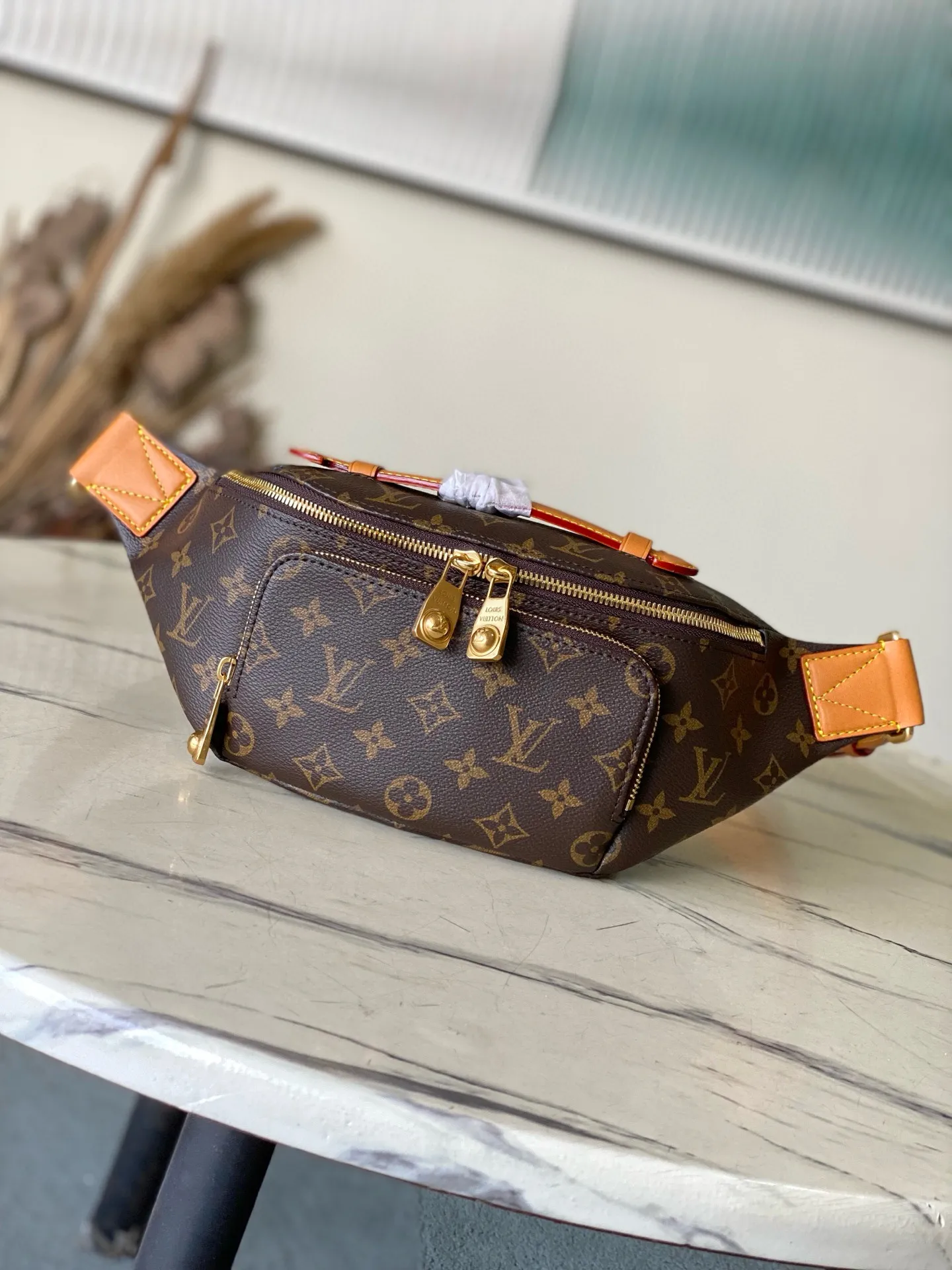 💰1040 Top Original M14019 This Rush waist bag is made of soft Monogram canvas, combining functional considerations with trendy style. A beaded zipper pull opens the zippered front pocket to securely store your phone, keys and cards. A zippered main compartment provides shelter for daily essentials, while an adjustable strap and top leather handle add carrying options. Dimensions: 30 × 15 × 8 cm