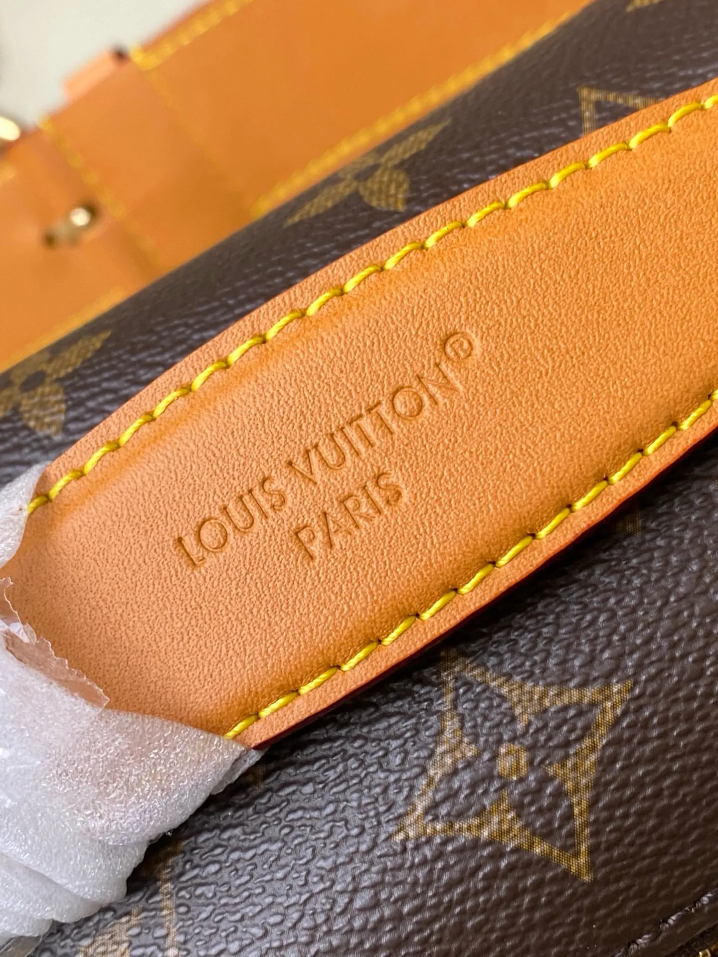 💰1040 Top Original M14019 This Rush waist bag is made of soft Monogram canvas, combining functional considerations with trendy style. A beaded zipper pull opens the zippered front pocket to securely store your phone, keys and cards. A zippered main compartment provides shelter for daily essentials, while an adjustable strap and top leather handle add carrying options. Dimensions: 30 × 15 × 8 cm