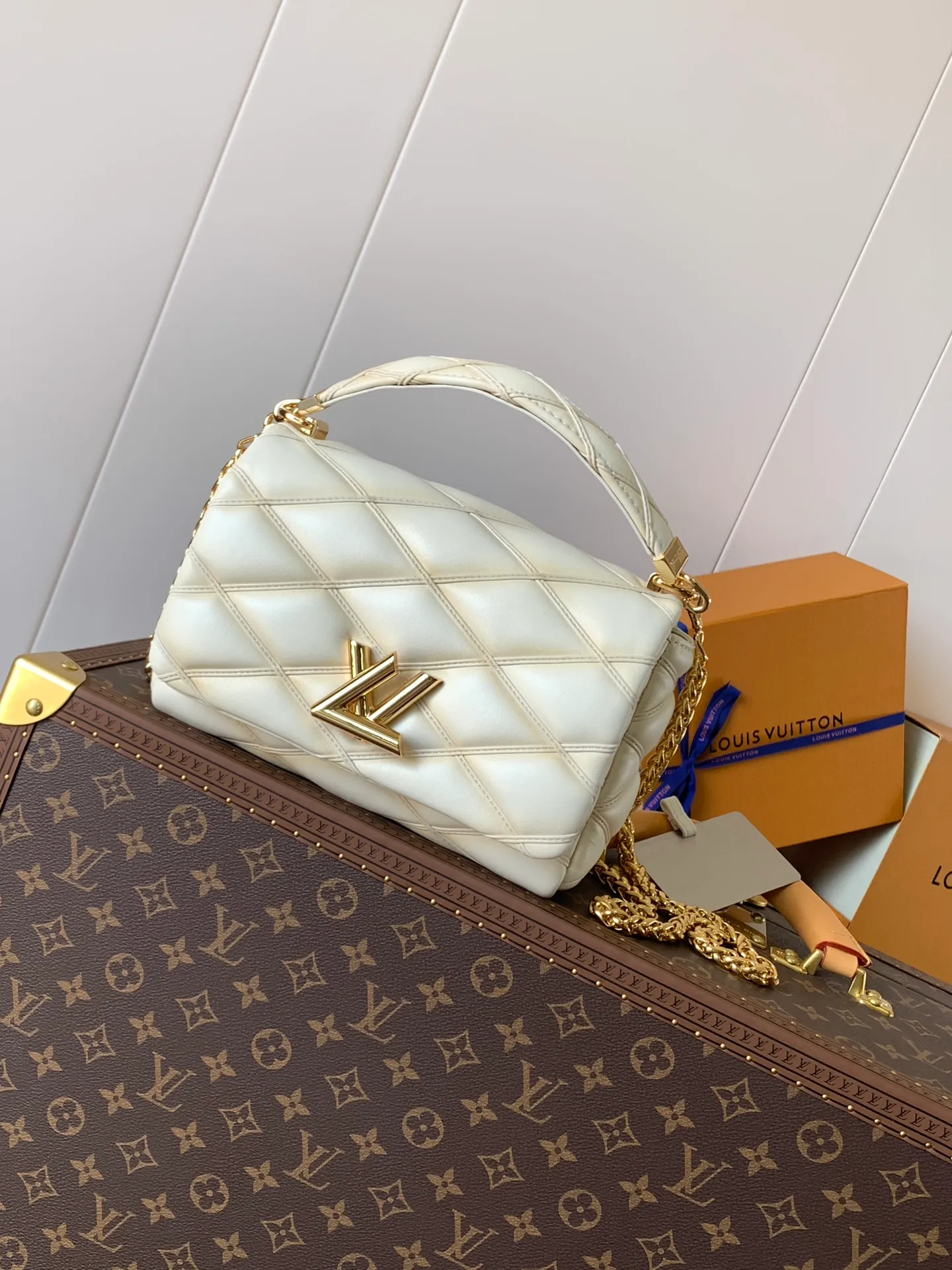 💰1280 (top layer leather) top original order, code changing chip M23045 dark gray M22891 beige M23601 brown M22891 black M12338 vanilla M24465 pink gradient M23682 dark blue M12434 blue gradient M22891 blue and white checkered M22891 red and white checkered M25107 silver M22891 patent leather M22892 black pink gradient M24186 light blue gradient M24465 nude pink gradient M12567 burgundy M11374 black hardware M12332 light coffee color M22890 white leather with black stripes Top original custom leather ~ colors are being updated continuously! This medium GO-14 bag is crafted from rich sheepskin leather with a quilted pattern that pays homage to the brand's traditional luggage designs. The Twist lock makes a striking statement, and the top handle can be carried by hand alone, or it can be transformed into a leather shoulder pad on the sliding chain strap for comfortable shoulder or cross-body wear. Dimensions: 23 x 16 x 10cm