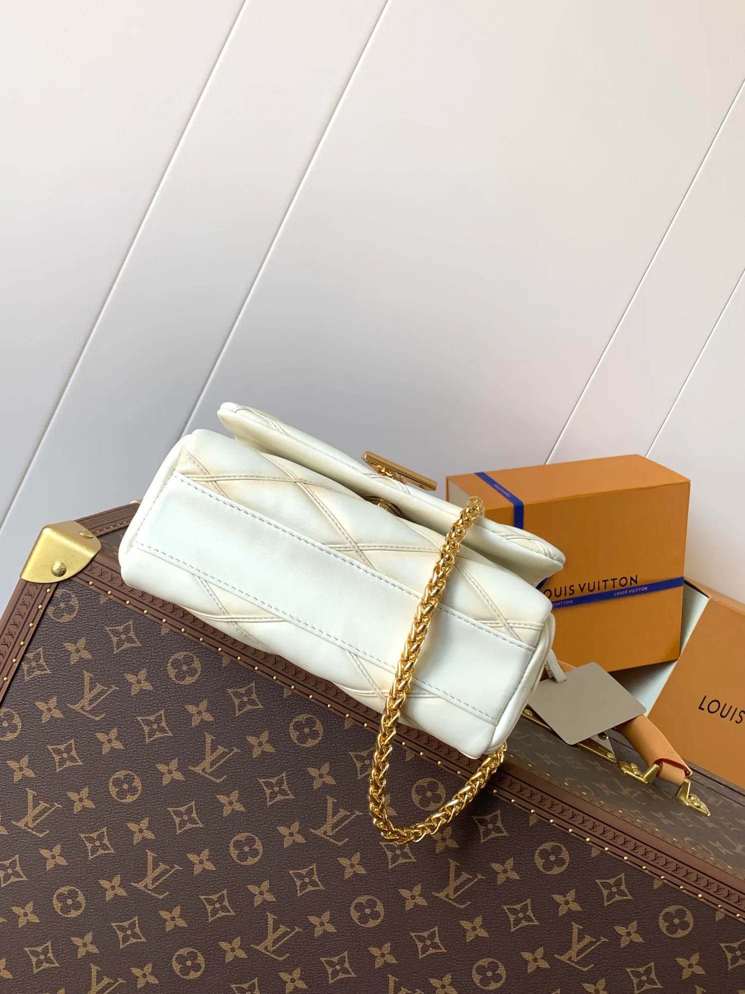 💰1280 (top layer leather) top original order, code changing chip M23045 dark gray M22891 beige M23601 brown M22891 black M12338 vanilla M24465 pink gradient M23682 dark blue M12434 blue gradient M22891 blue and white checkered M22891 red and white checkered M25107 silver M22891 patent leather M22892 black pink gradient M24186 light blue gradient M24465 nude pink gradient M12567 burgundy M11374 black hardware M12332 light coffee color M22890 white leather with black stripes Top original custom leather ~ colors are being updated continuously! This medium GO-14 bag is crafted from rich sheepskin leather with a quilted pattern that pays homage to the brand's traditional luggage designs. The Twist lock makes a striking statement, and the top handle can be carried by hand alone, or it can be transformed into a leather shoulder pad on the sliding chain strap for comfortable shoulder or cross-body wear. Dimensions: 23 x 16 x 10cm