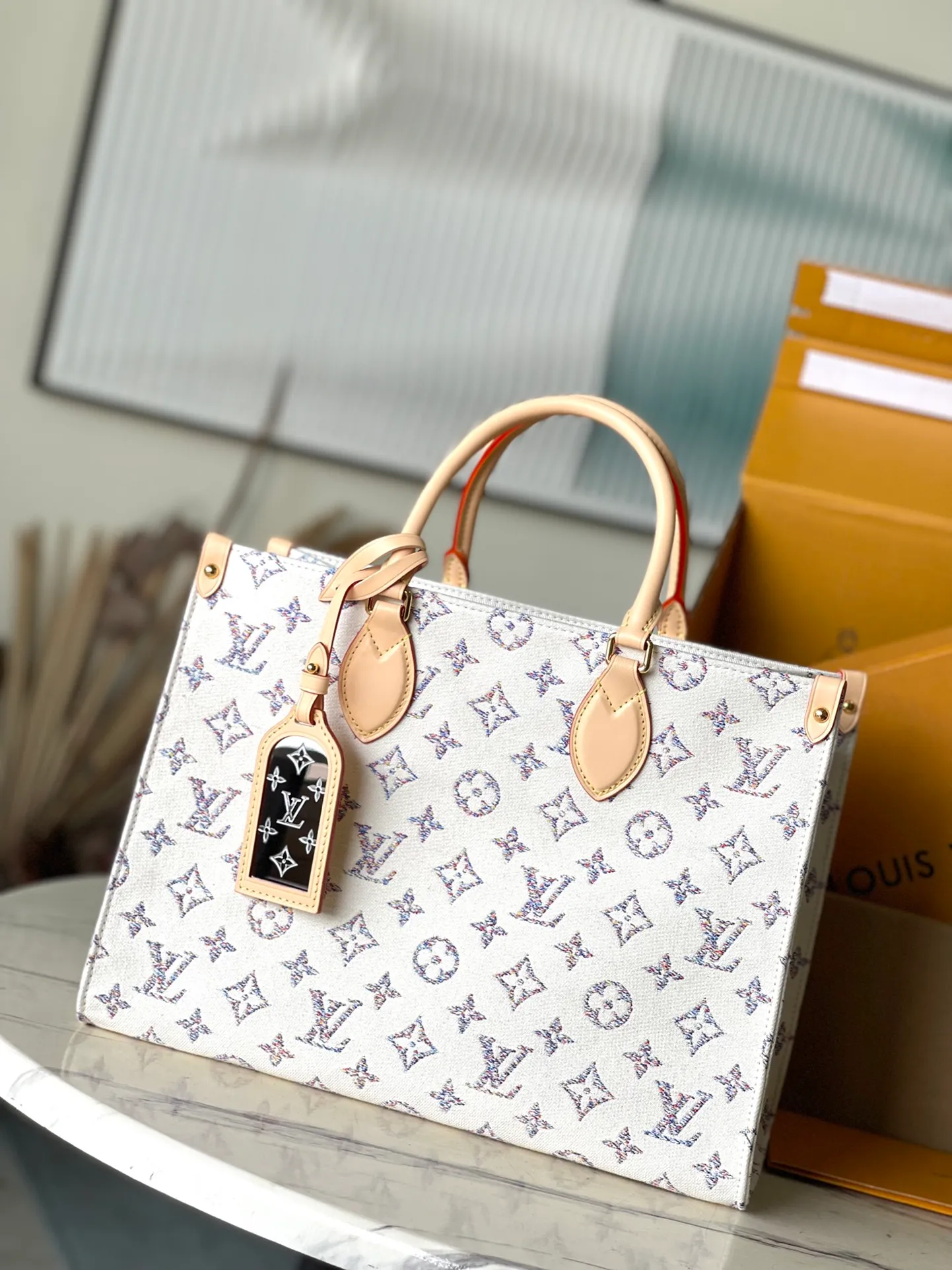 💰1160 Top original order M24708 supports counter inspection. The photo taken of duty-free goods is consistent with the product and has not been unpacked. This product is an exclusive duty-free product in the market and is the highest-end product. Inspection is supported. This product has passed strict inspection and is flawless. Please wear gloves when touching the product. This product is not returnable or exchangeable. Please confirm the product first and then remove the label on the handle. This product is temporarily not open to the public, only regular customers, and is in short supply. Dimensions: 35 x 27 x 14 cm