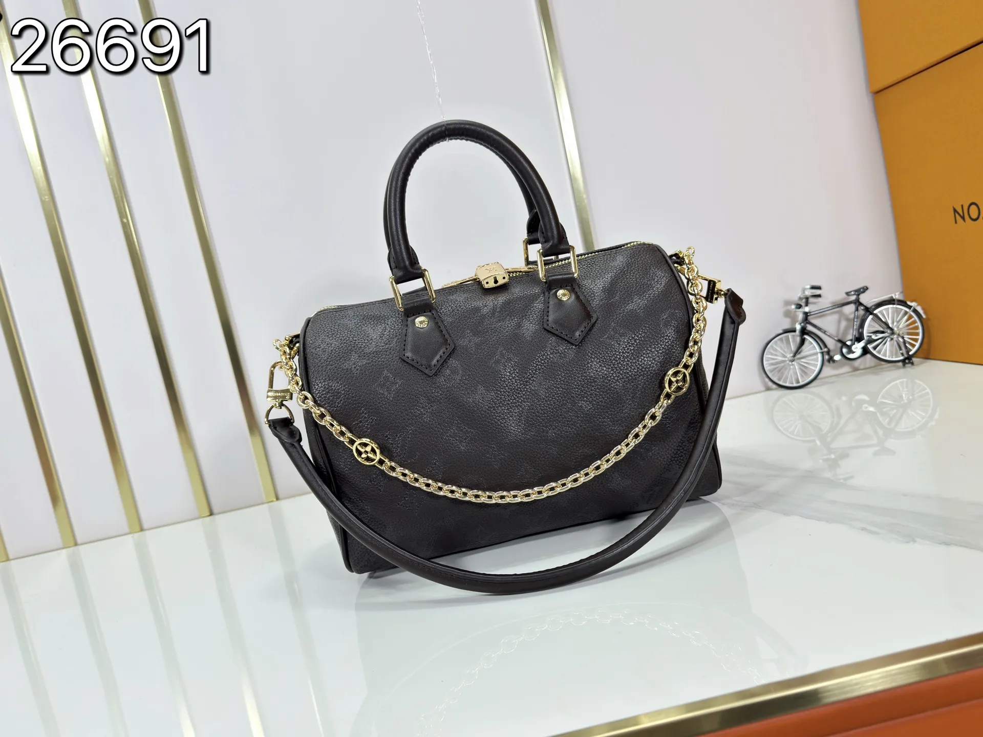 P260 Upgraded original M47186 M11323 M40390 This Speedy Soft 25 handbag renews the classic design of the Speedy handbag, using Monogram Empreinte leather and suede cowhide lining to create a light and soft structure. Whether carried by hand, cross-body or shoulder, you can create a trendy look. Dimensions: 25x19x15 cm