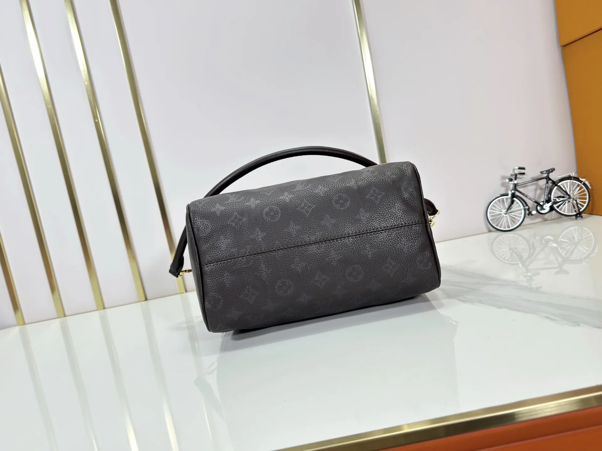 P260 Upgraded original M47186 M11323 M40390 This Speedy Soft 25 handbag renews the classic design of the Speedy handbag, using Monogram Empreinte leather and suede cowhide lining to create a light and soft structure. Whether carried by hand, cross-body or shoulder, you can create a trendy look. Dimensions: 25x19x15 cm