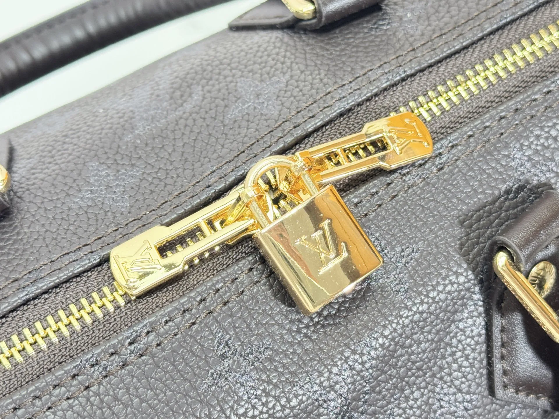 P260 Upgraded original M47186 M11323 M40390 This Speedy Soft 25 handbag renews the classic design of the Speedy handbag, using Monogram Empreinte leather and suede cowhide lining to create a light and soft structure. Whether carried by hand, cross-body or shoulder, you can create a trendy look. Dimensions: 25x19x15 cm
