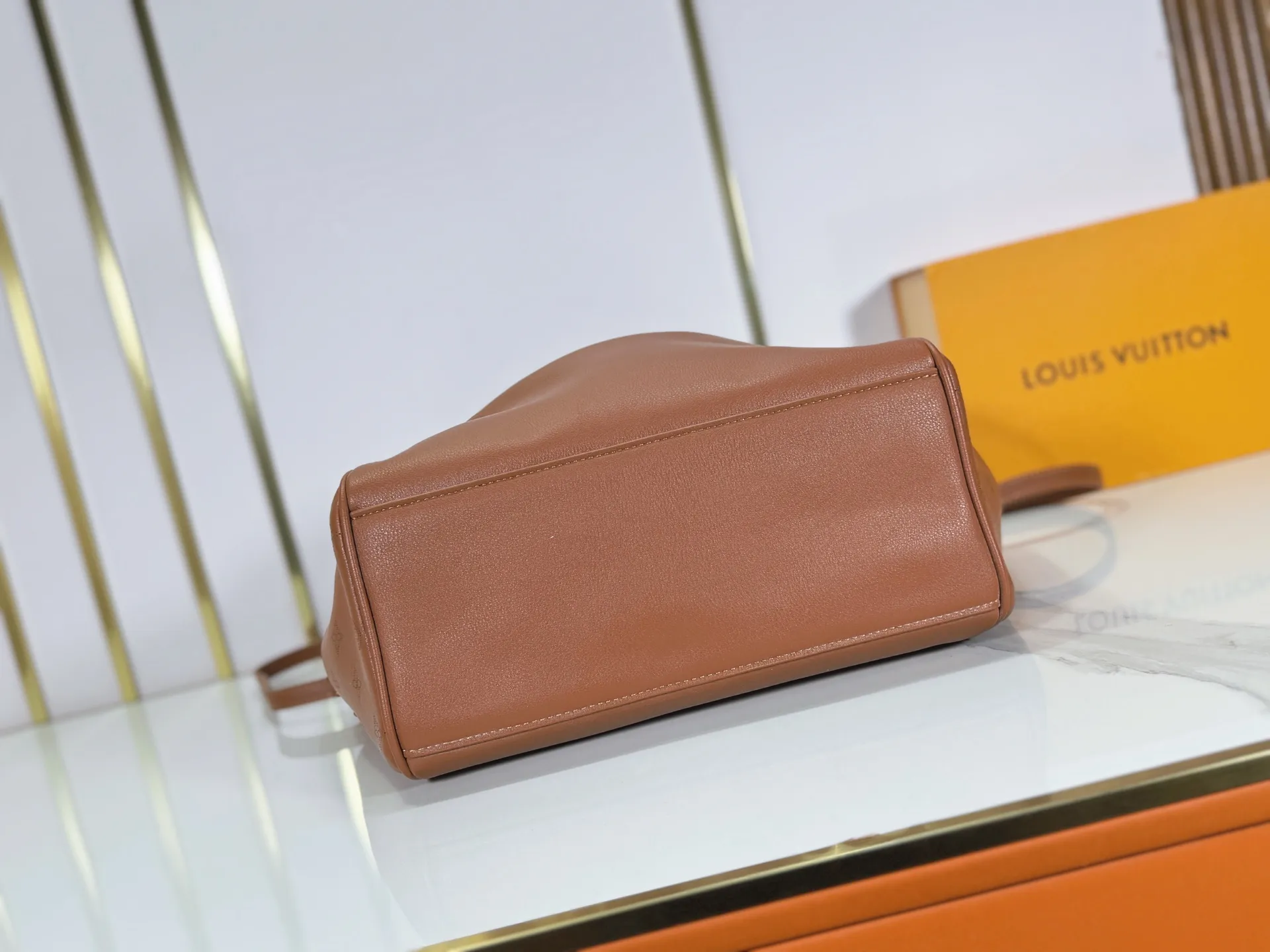 P320 Upgraded from the original M26501 M26502 M27040 M26338 This Vendôme small handbag uses soft cow leather to reveal a silky satin luster, and is equipped with a dazzling padlock with a subtle engraved Monogram pattern, making it a trendy daily choice that combines classic charm with modern style. Adjustable side straps expand the interior, and the large zippered pocket is secured to the body with hooks. Dimensions: 28.5 x 22 x 14.5 (cm) ((length x height x width)