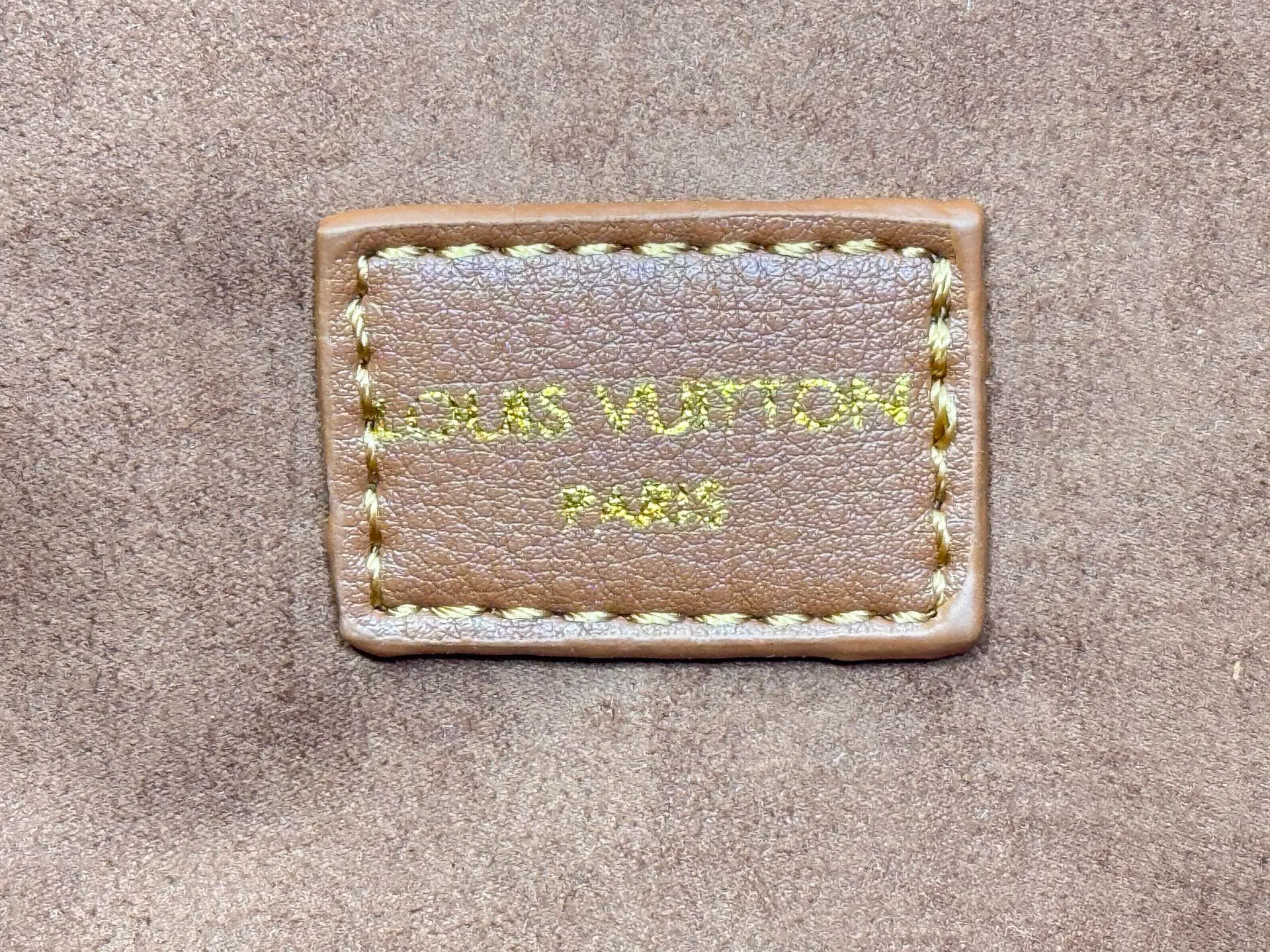 P320 Upgraded from the original M26501 M26502 M27040 M26338 This Vendôme small handbag uses soft cow leather to reveal a silky satin luster, and is equipped with a dazzling padlock with a subtle engraved Monogram pattern, making it a trendy daily choice that combines classic charm with modern style. Adjustable side straps expand the interior, and the large zippered pocket is secured to the body with hooks. Dimensions: 28.5 x 22 x 14.5 (cm) ((length x height x width)