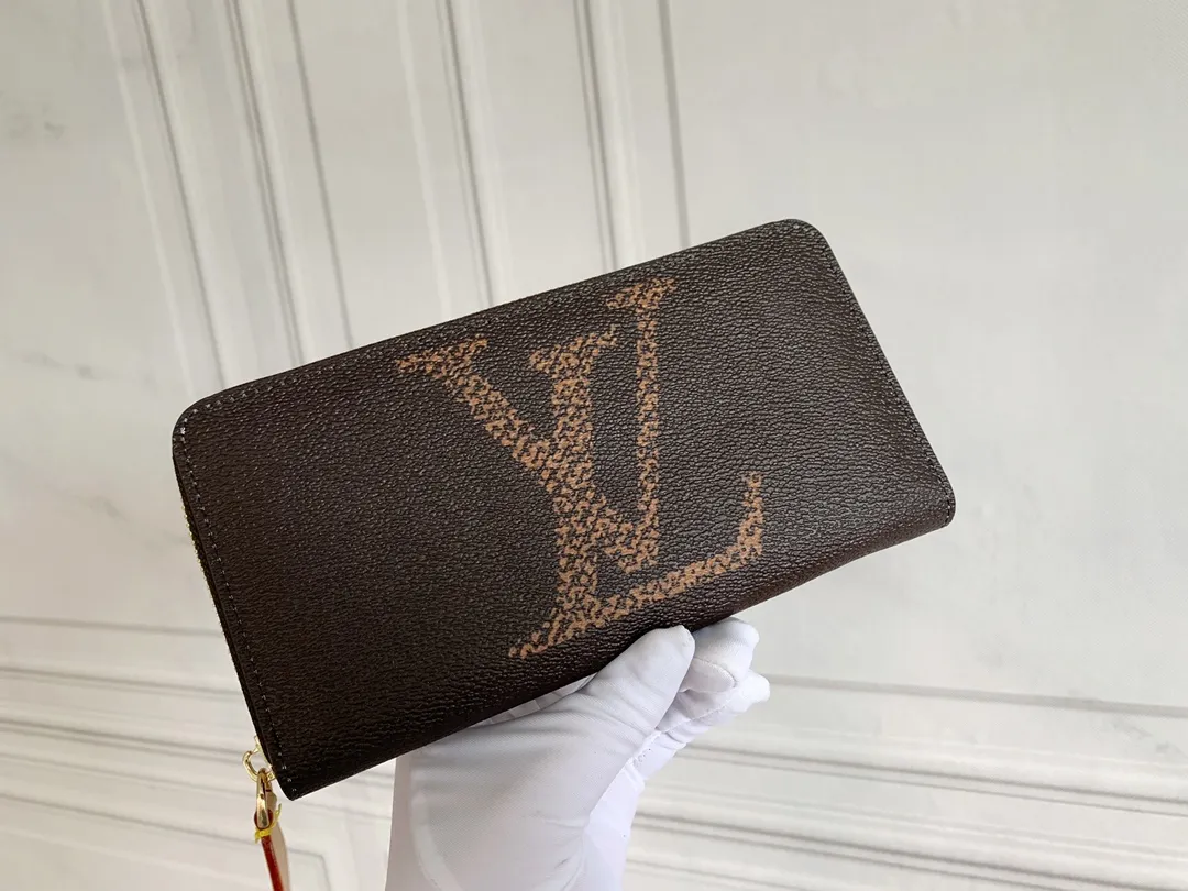 💰130 💎M60017 Brown painted ZIppy zipper wallet Printed canvas version zipper coin purse, the large LV letters and Monogram floral pattern are particularly eye-catching. The compact zipper wallet is one of the classic designs. This wallet can hold banknotes, credit cards, small change, IDs, etc. Size 19x10cm.