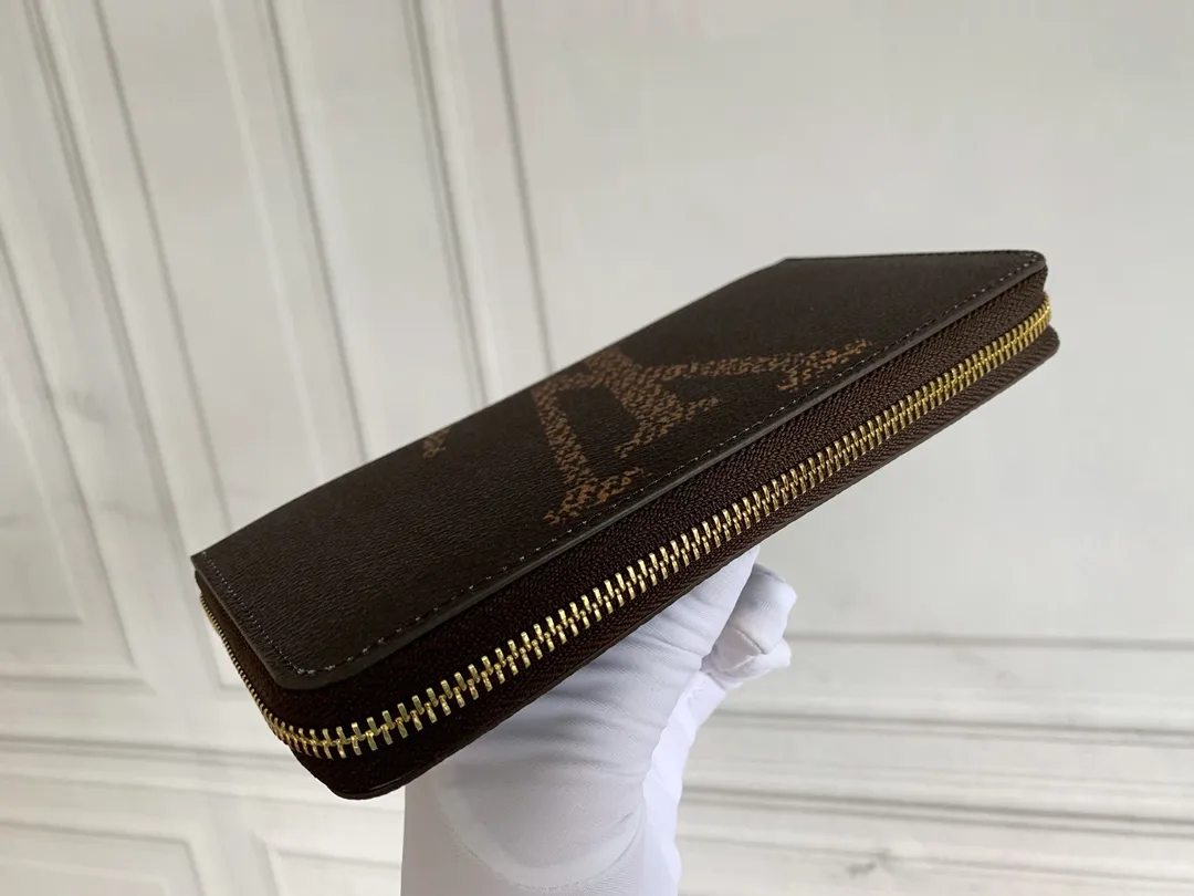 💰130 💎M60017 Brown painted ZIppy zipper wallet Printed canvas version zipper coin purse, the large LV letters and Monogram floral pattern are particularly eye-catching. The compact zipper wallet is one of the classic designs. This wallet can hold banknotes, credit cards, small change, IDs, etc. Size 19x10cm.