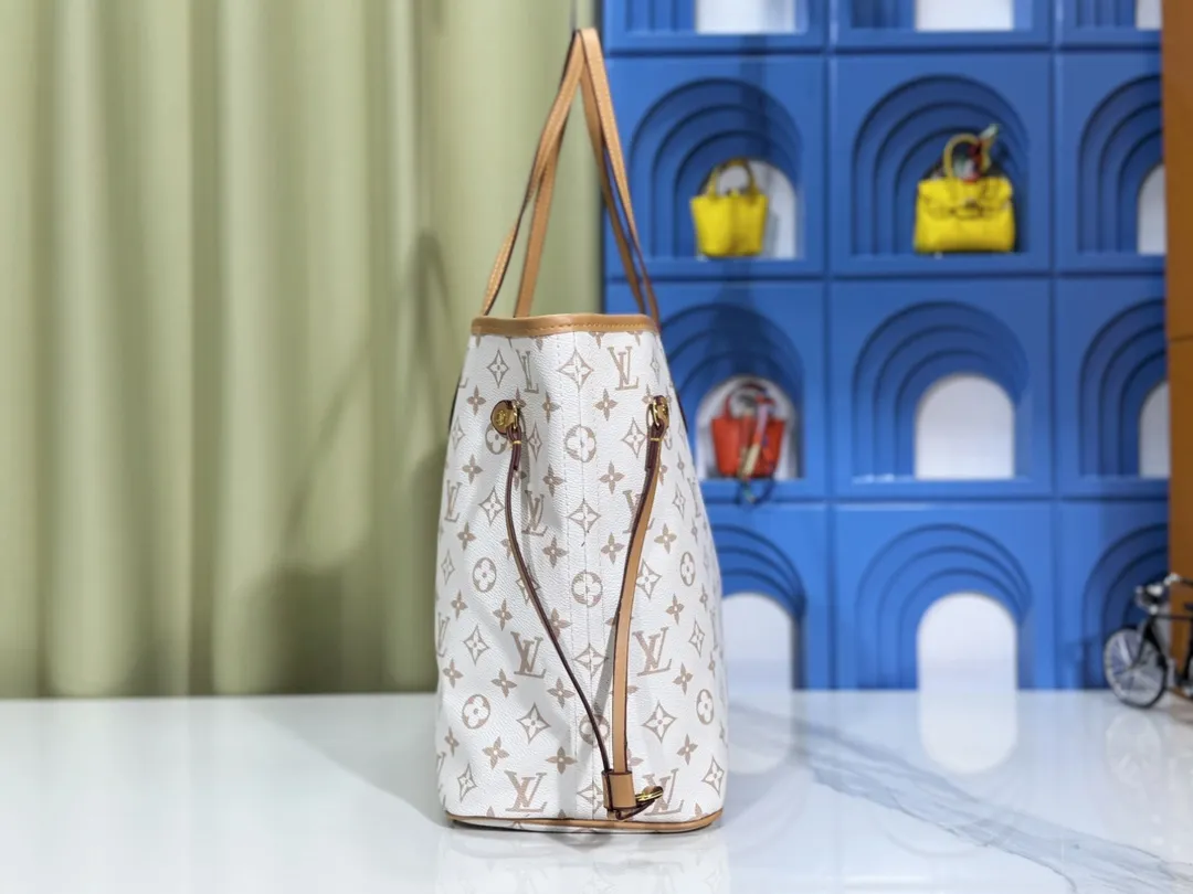 P240 M40995 M40994 White Flower Mother Bag Classic Shopping Bag Louis Vuitton's new Neverfull is a new interpretation of the classic handbag and explores the exquisite details inside the bag. Redesigned interior pockets feature fresh fabric linings and vintage details inspired by the Louis Vuitton archives, most notably the detachable zippered clutch, which can be used on its own as a sophisticated clutch or as an additional pocket. Bright lining tones add a more lively feel to Monogram's classic canvas. Size: Medium: 32x29x17, Small: 29x22x13
