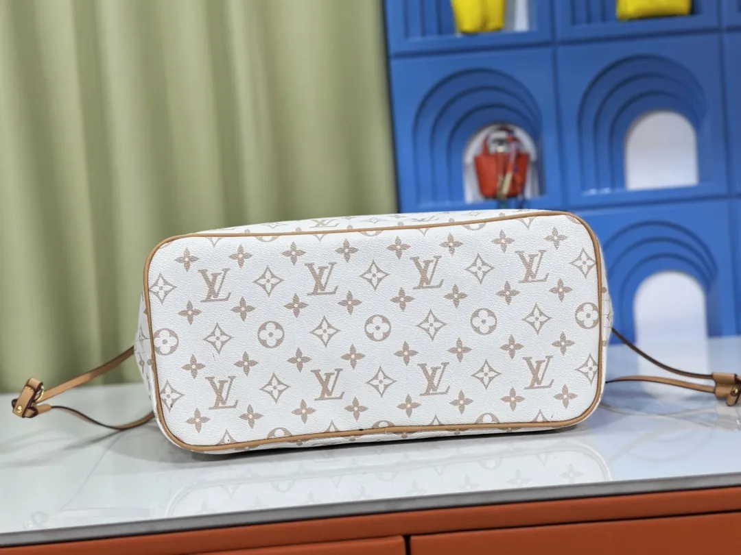 P240 M40995 M40994 White Flower Mother Bag Classic Shopping Bag Louis Vuitton's new Neverfull is a new interpretation of the classic handbag and explores the exquisite details inside the bag. Redesigned interior pockets feature fresh fabric linings and vintage details inspired by the Louis Vuitton archives, most notably the detachable zippered clutch, which can be used on its own as a sophisticated clutch or as an additional pocket. Bright lining tones add a more lively feel to Monogram's classic canvas. Size: Medium: 32x29x17, Small: 29x22x13