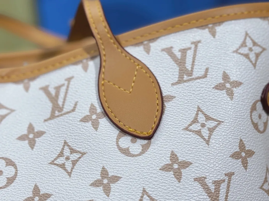 P240 M40995 M40994 White Flower Mother Bag Classic Shopping Bag Louis Vuitton's new Neverfull is a new interpretation of the classic handbag and explores the exquisite details inside the bag. Redesigned interior pockets feature fresh fabric linings and vintage details inspired by the Louis Vuitton archives, most notably the detachable zippered clutch, which can be used on its own as a sophisticated clutch or as an additional pocket. Bright lining tones add a more lively feel to Monogram's classic canvas. Size: Medium: 32x29x17, Small: 29x22x13