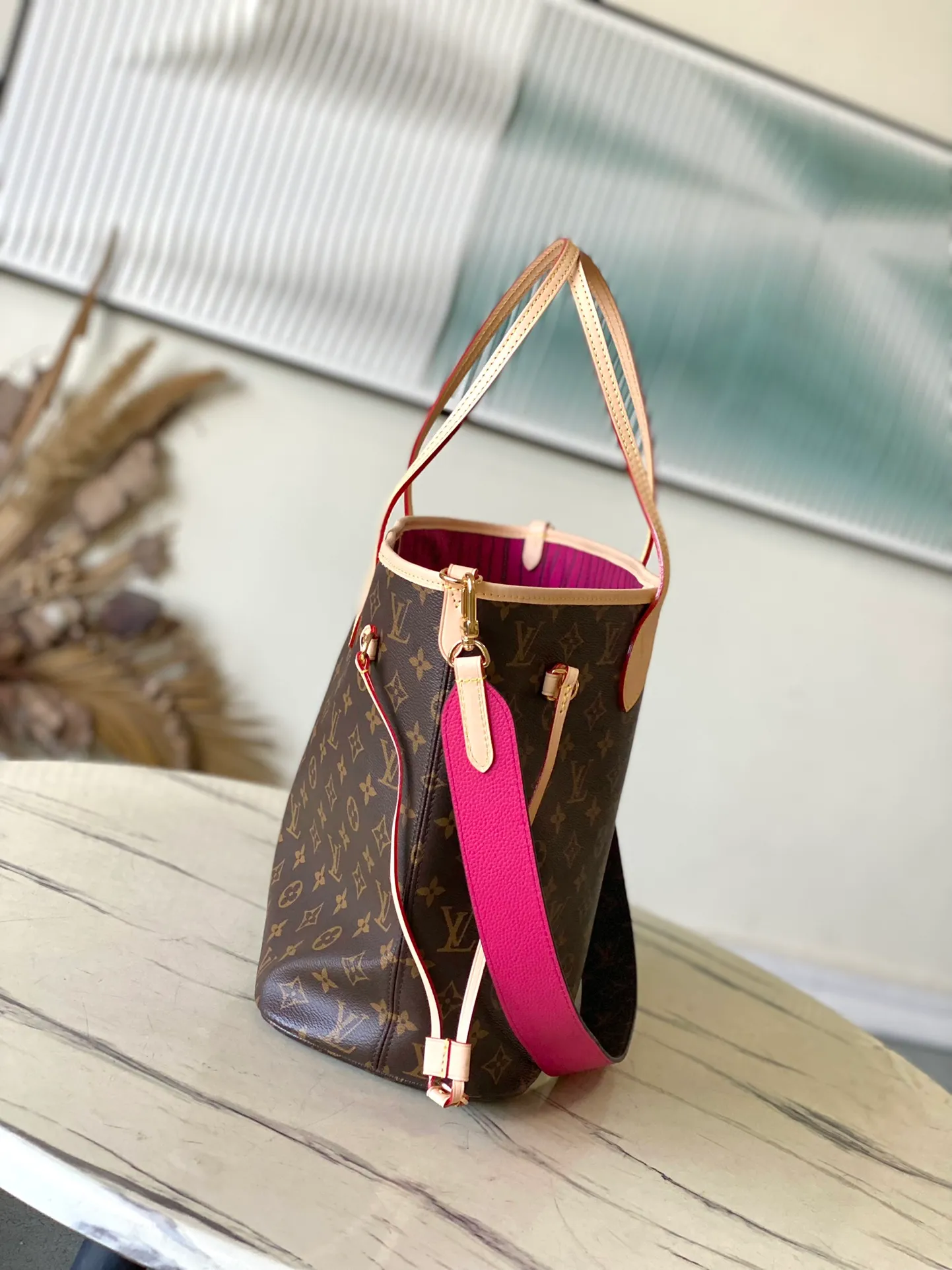 💰1080 Top Original Order M12257 Rose Red As one of the classic designs, the Neverfull Bandouliere Inside Out Medium No Handbag is made of Monogram canvas and striped fabric, with a double-sided design to highlight the new trend. The detachable shoulder strap makes it easy to carry across the body, and can also be transformed into a Hobo handbag through the side hook. Dimensions: 31 × 28 × 14 cm