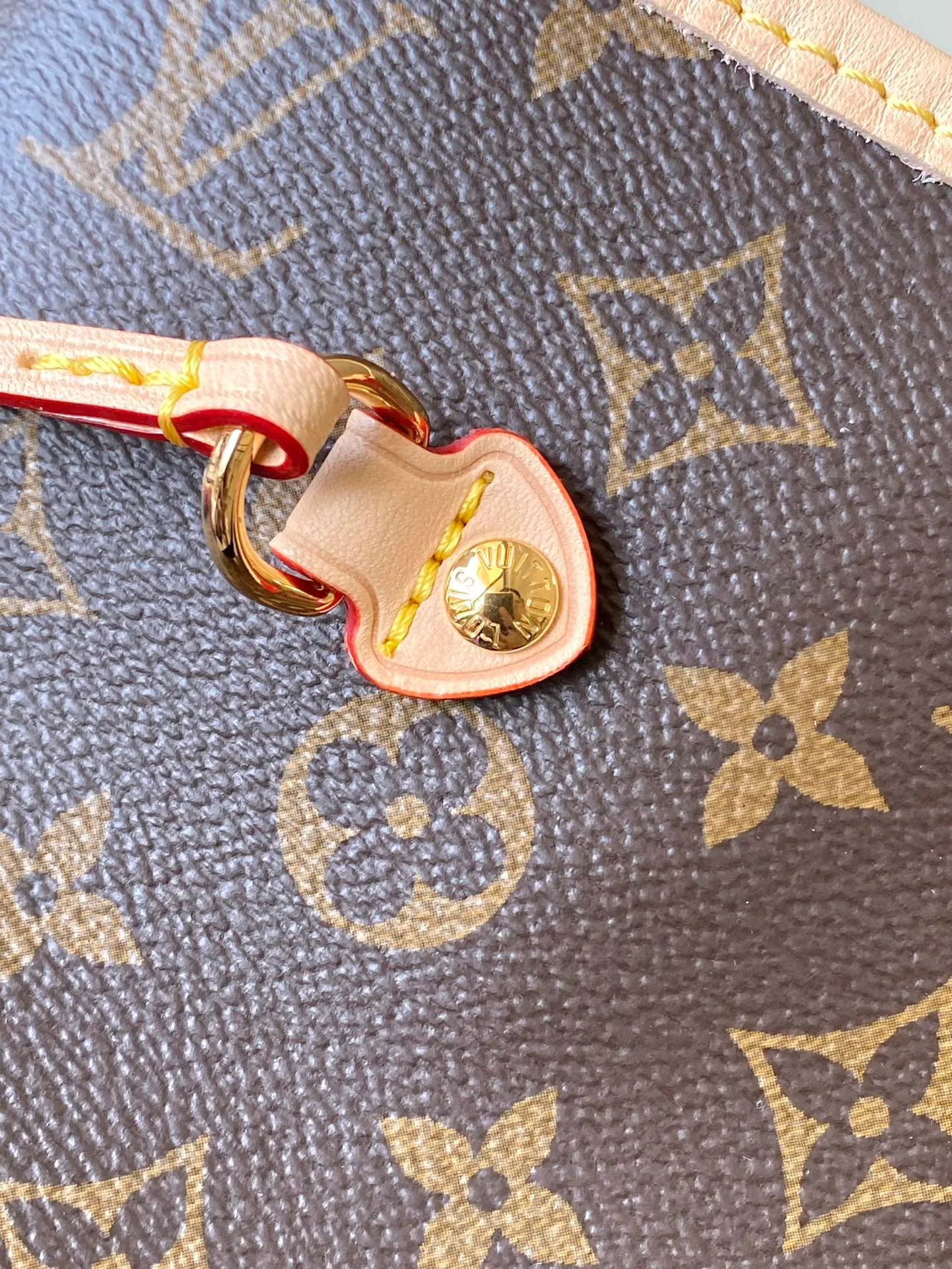 💰1080 Top Original Order M12257 Rose Red As one of the classic designs, the Neverfull Bandouliere Inside Out Medium No Handbag is made of Monogram canvas and striped fabric, with a double-sided design to highlight the new trend. The detachable shoulder strap makes it easy to carry across the body, and can also be transformed into a Hobo handbag through the side hook. Dimensions: 31 × 28 × 14 cm