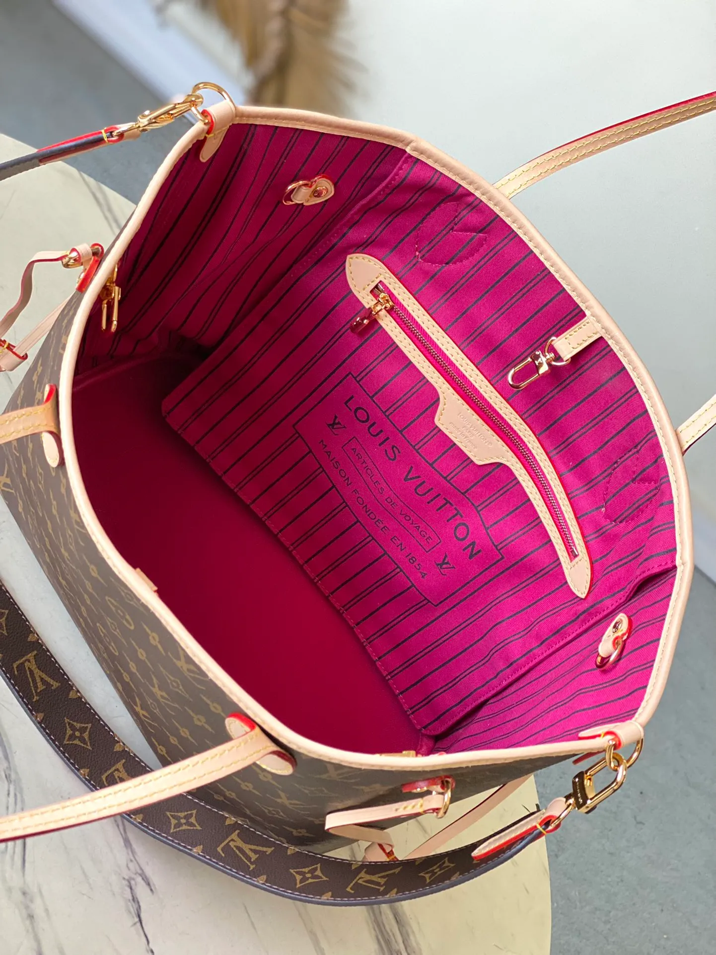 💰1080 Top Original Order M12257 Rose Red As one of the classic designs, the Neverfull Bandouliere Inside Out Medium No Handbag is made of Monogram canvas and striped fabric, with a double-sided design to highlight the new trend. The detachable shoulder strap makes it easy to carry across the body, and can also be transformed into a Hobo handbag through the side hook. Dimensions: 31 × 28 × 14 cm