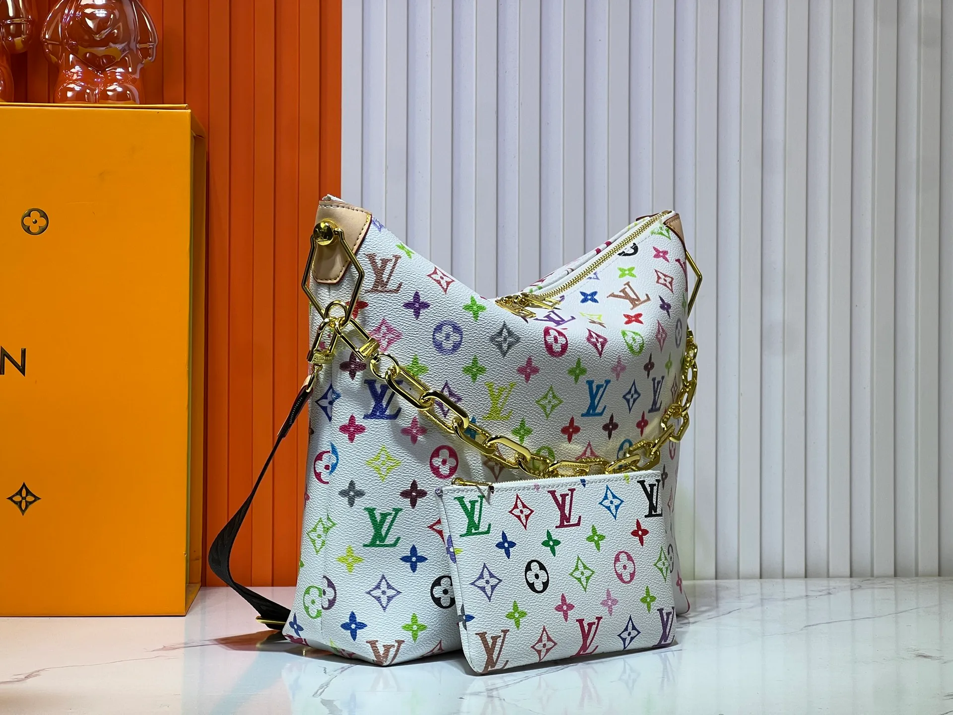 Batch 260💰Upgraded original M12068 M12071 M12072 This new Coussin series of hobo bags combines fashion and functionality, and combines the series’ iconic design elements. The bag is made of smooth cotton-paved leather and is embossed with the brand's Monogram pattern. The signature thick chain strap is accented with gold-tone hardware, while the wide detachable textile shoulder strap allows you to carry it in different ways. This versatile style is large enough to hold a laptop and features a removable zip pocket. Dimensions: 38x33x10 cm
