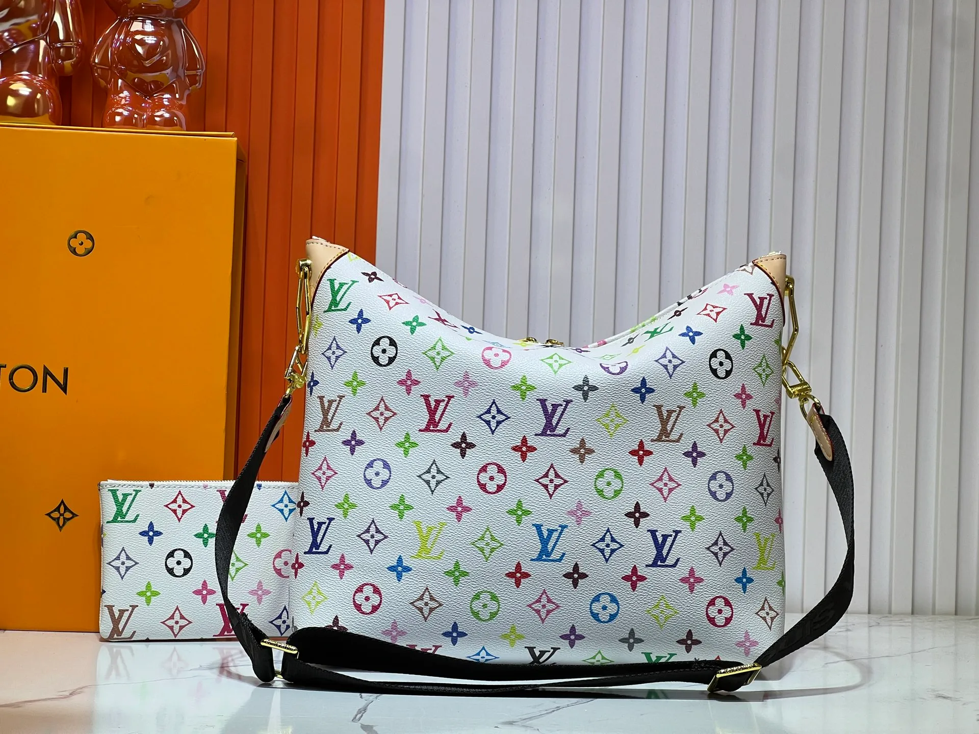 Batch 260💰Upgraded original M12068 M12071 M12072 This new Coussin series of hobo bags combines fashion and functionality, and combines the series’ iconic design elements. The bag is made of smooth cotton-paved leather and is embossed with the brand's Monogram pattern. The signature thick chain strap is accented with gold-tone hardware, while the wide detachable textile shoulder strap allows you to carry it in different ways. This versatile style is large enough to hold a laptop and features a removable zip pocket. Dimensions: 38x33x10 cm