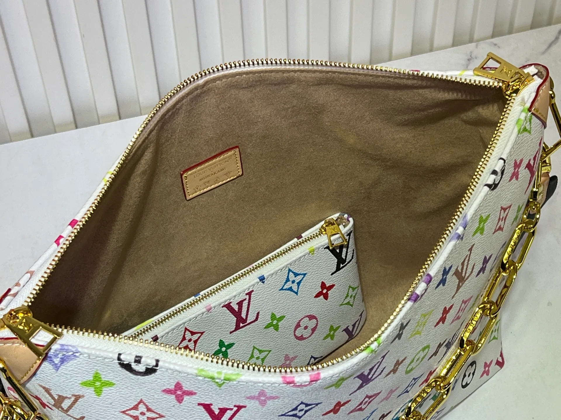 Batch 260💰Upgraded original M12068 M12071 M12072 This new Coussin series of hobo bags combines fashion and functionality, and combines the series’ iconic design elements. The bag is made of smooth cotton-paved leather and is embossed with the brand's Monogram pattern. The signature thick chain strap is accented with gold-tone hardware, while the wide detachable textile shoulder strap allows you to carry it in different ways. This versatile style is large enough to hold a laptop and features a removable zip pocket. Dimensions: 38x33x10 cm