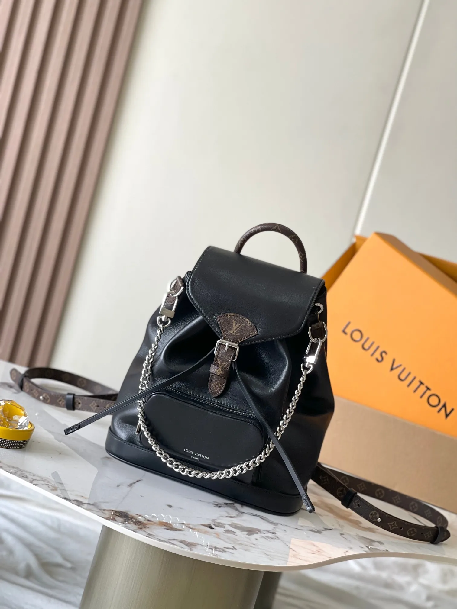 P2700 [Special grade MB chip version original leather] This Montsouris small backpack is made of shiny sheepskin Model: M12587 black dynamic chip version Material: A-grade all-steel hardware, imported original fabric Packaging: full set of original duty-free MB packaging Size: 28*30*18CM
