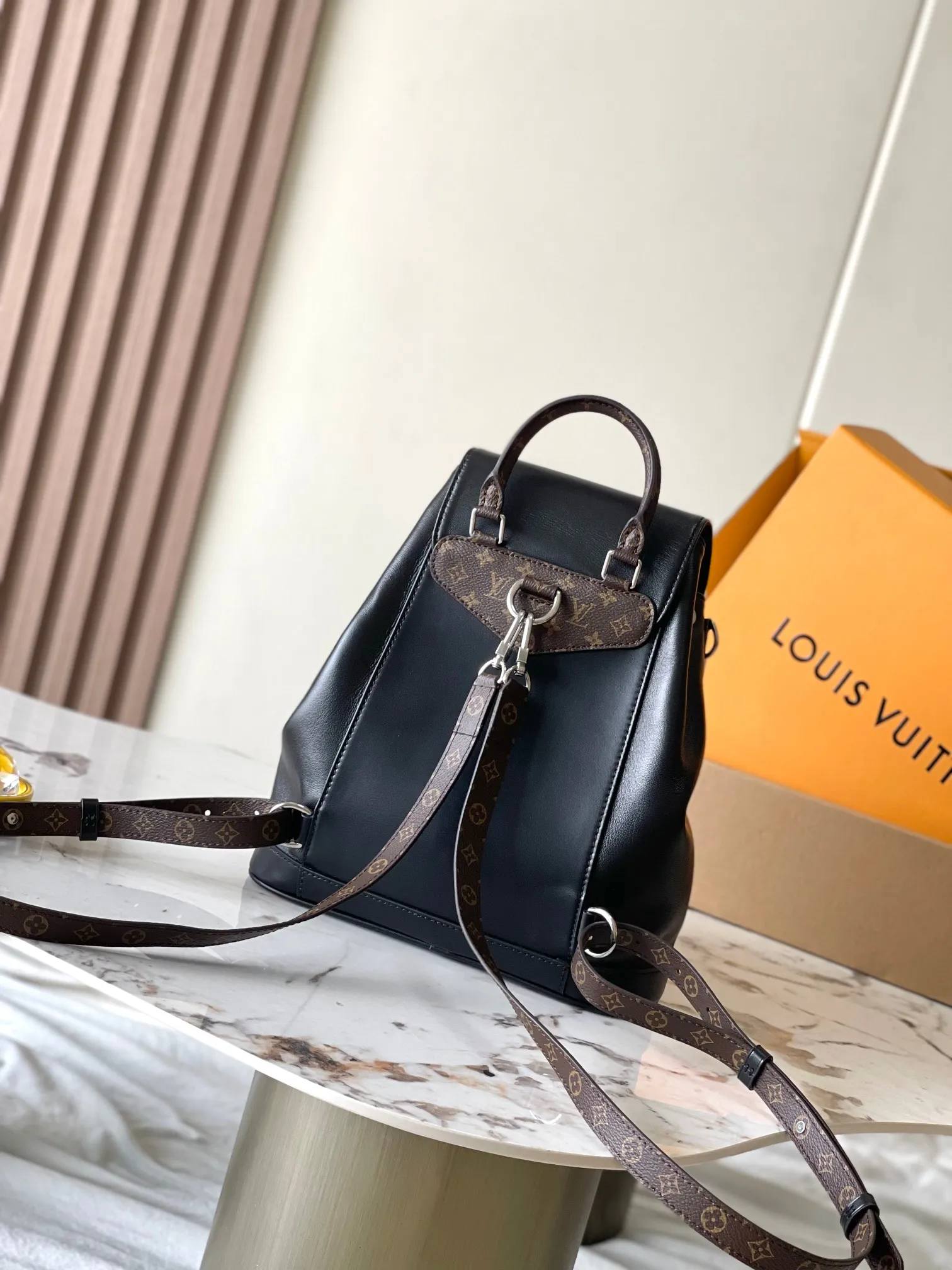 P2700 [Special grade MB chip version original leather] This Montsouris small backpack is made of shiny sheepskin Model: M12587 black dynamic chip version Material: A-grade all-steel hardware, imported original fabric Packaging: full set of original duty-free MB packaging Size: 28*30*18CM