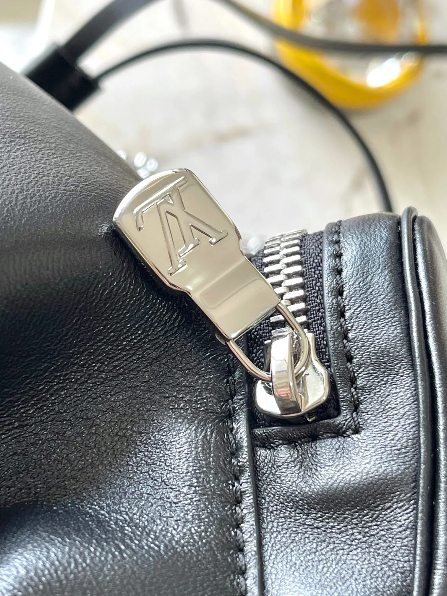 P2700 [Special grade MB chip version original leather] This Montsouris small backpack is made of shiny sheepskin Model: M12587 black dynamic chip version Material: A-grade all-steel hardware, imported original fabric Packaging: full set of original duty-free MB packaging Size: 28*30*18CM
