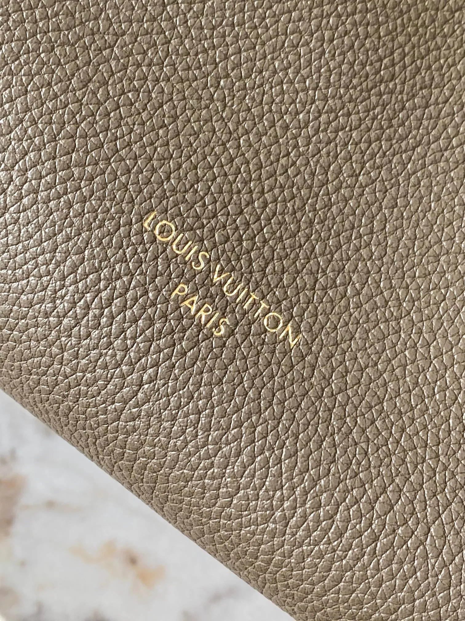 p1900 [Special grade MB original leather] EXPRESS small handbag Model: M26360 gray 163C chip version Material: A-grade all-steel hardware, imported original cowhide Packing: full set of original duty-free MB packaging Size: 17*13.5*26CM