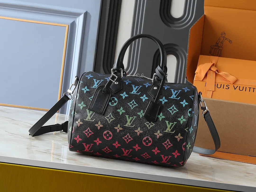 💰300💰Upgraded from the original M13935 M40391. This Keepall 30 handbag is made of Monogram Eclipse Reverse canvas, showing an elegant reinterpretation of Louis Vuitton's classic pattern. Reinforced straps and leather name tags continue the iconic elements of the Keepall series. Zipper closure keeps personal items safe and secure. Dimensions: 30.0 x 21.0 x 17.0cm (length x height x width)