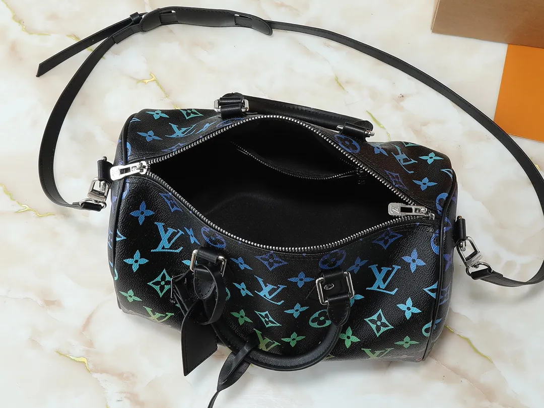 💰300💰Upgraded from the original M13935 M40391. This Keepall 30 handbag is made of Monogram Eclipse Reverse canvas, showing an elegant reinterpretation of Louis Vuitton's classic pattern. Reinforced straps and leather name tags continue the iconic elements of the Keepall series. Zipper closure keeps personal items safe and secure. Dimensions: 30.0 x 21.0 x 17.0cm (length x height x width)
