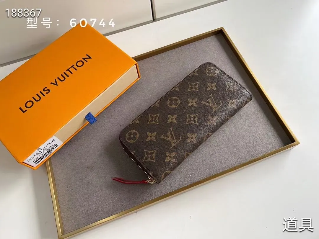 P100💰💎The original LV Clemence wallet is small and compact but has ample capacity. It is made of exquisite and durable Monogram canvas material. Bright color lining and leather zippers show off the playful charm of women. Model: 60744/60742. Size: 19.5×9×1.5cm