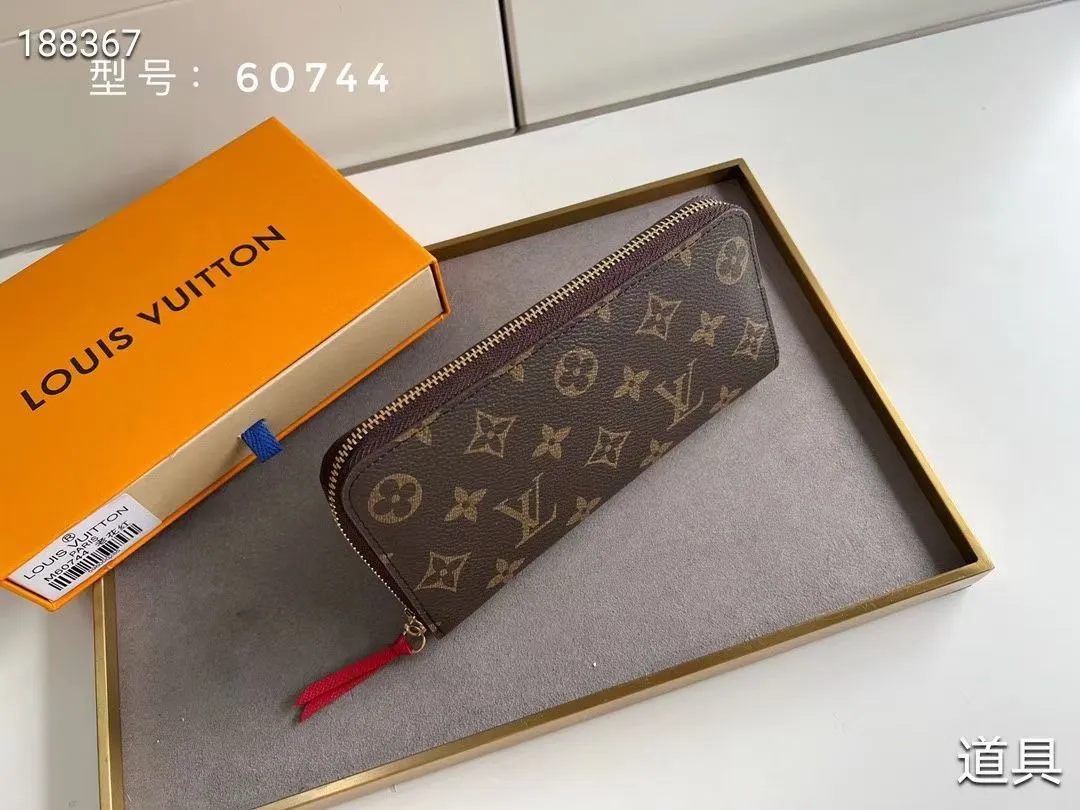 P100💰💎The original LV Clemence wallet is small and compact but has ample capacity. It is made of exquisite and durable Monogram canvas material. Bright color lining and leather zippers show off the playful charm of women. Model: 60744/60742. Size: 19.5×9×1.5cm