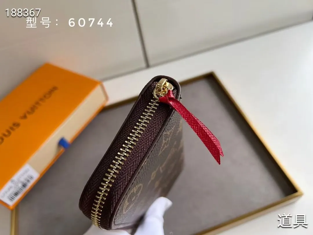 P100💰💎The original LV Clemence wallet is small and compact but has ample capacity. It is made of exquisite and durable Monogram canvas material. Bright color lining and leather zippers show off the playful charm of women. Model: 60744/60742. Size: 19.5×9×1.5cm