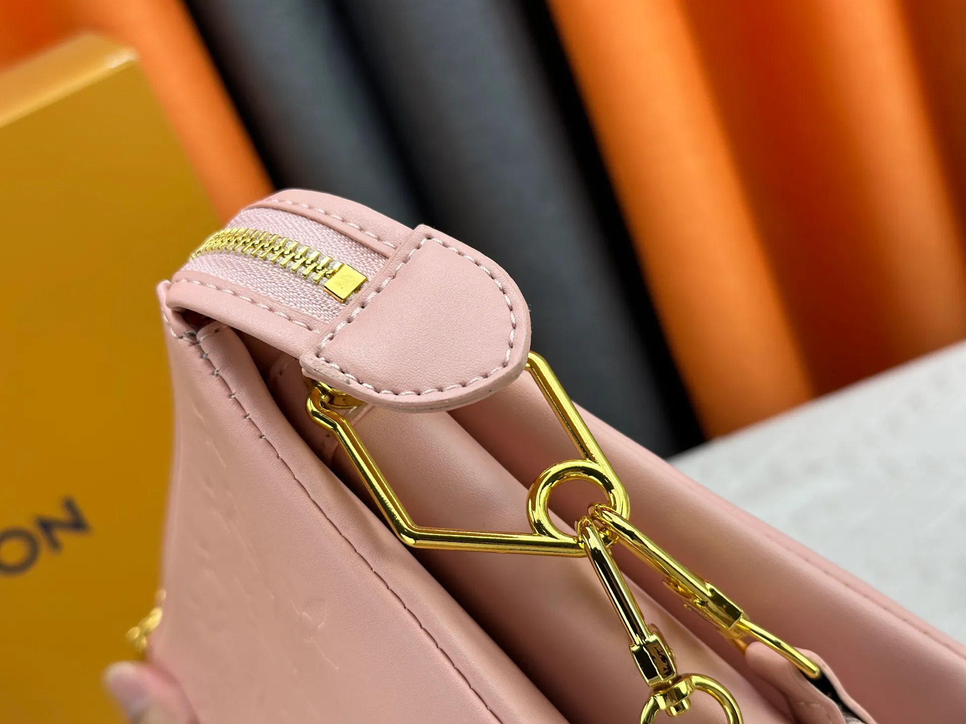 P240 upgraded original M20369 M22398 M21353 M21209 M57790 black M57792 bright red M57793 white M57936 green M57913 silver M58699 light blue M59278 gold M57791 earthy yellow M59276 rose pink M59275 jujube red The M59277 caramel Coussin small handbag made a splash at the 2021 spring and summer fashion show. Monogram embossed puffy sheepskin creates a pillow-shaped structure that brings an edgy edge to a simple design. It can be worn cross-body with the shoulder strap or transformed into a chain baguette bag, or can be carried under the arm. Dimensions: 26 x 20 x 12 cm