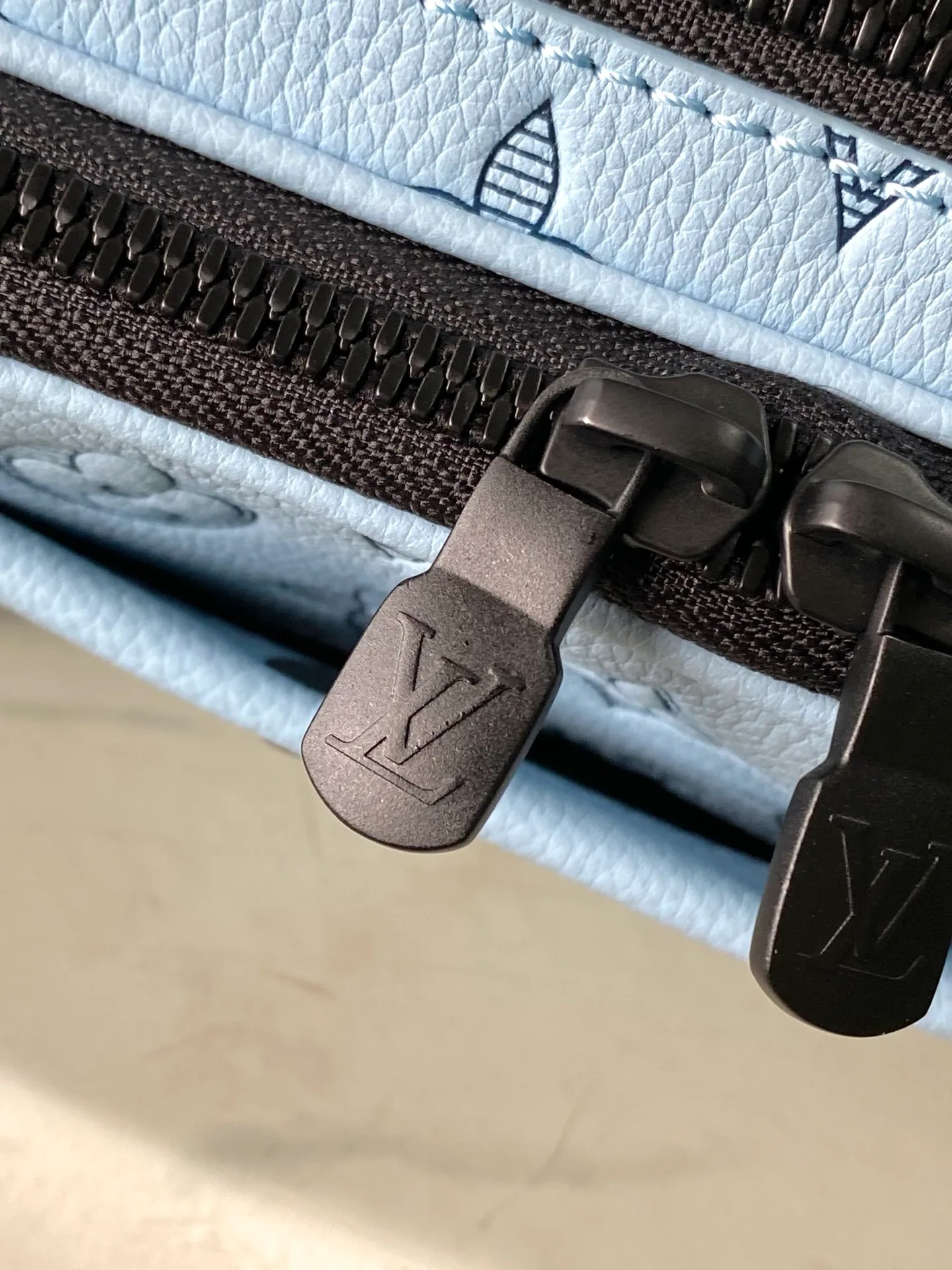 💰1000 (top-grain leather) top-grade original M14790 Nano Alpha handbag is made of Monogram Shadow leather with subtle embossing of Monogram pattern, which makes the compact structure show elegant style. Rivet elements mark the brand's mark, zipper compartments and external patch pockets are convenient for storing daily needs, and the detachable and adjustable leather shoulder strap allows for comfortable carrying. 11 x 18.5 x 6.5 cm (length x height x width)