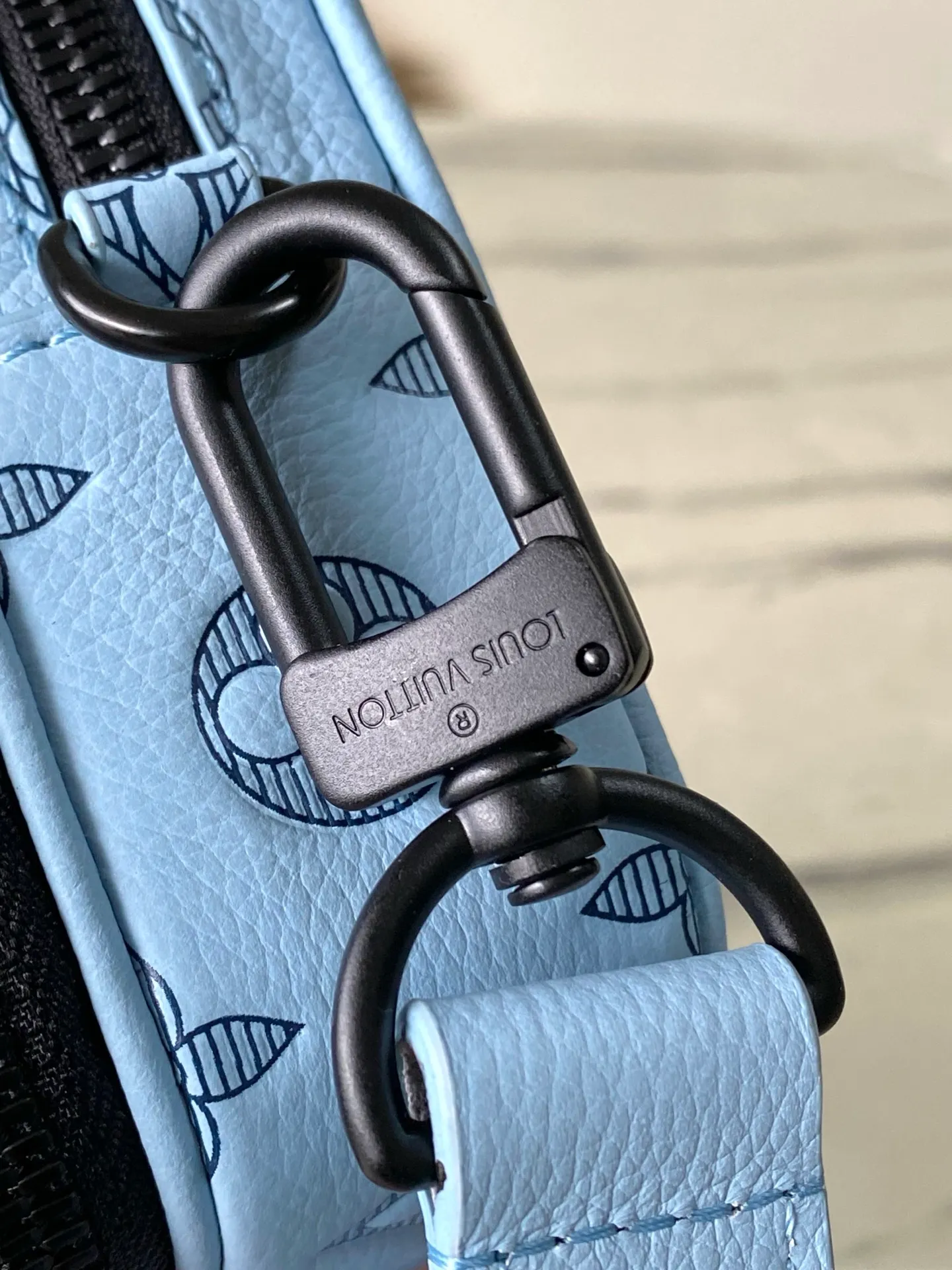 💰1000 (top-grain leather) top-grade original M14790 Nano Alpha handbag is made of Monogram Shadow leather with subtle embossing of Monogram pattern, which makes the compact structure show elegant style. Rivet elements mark the brand's mark, zipper compartments and external patch pockets are convenient for storing daily needs, and the detachable and adjustable leather shoulder strap allows for comfortable carrying. 11 x 18.5 x 6.5 cm (length x height x width)
