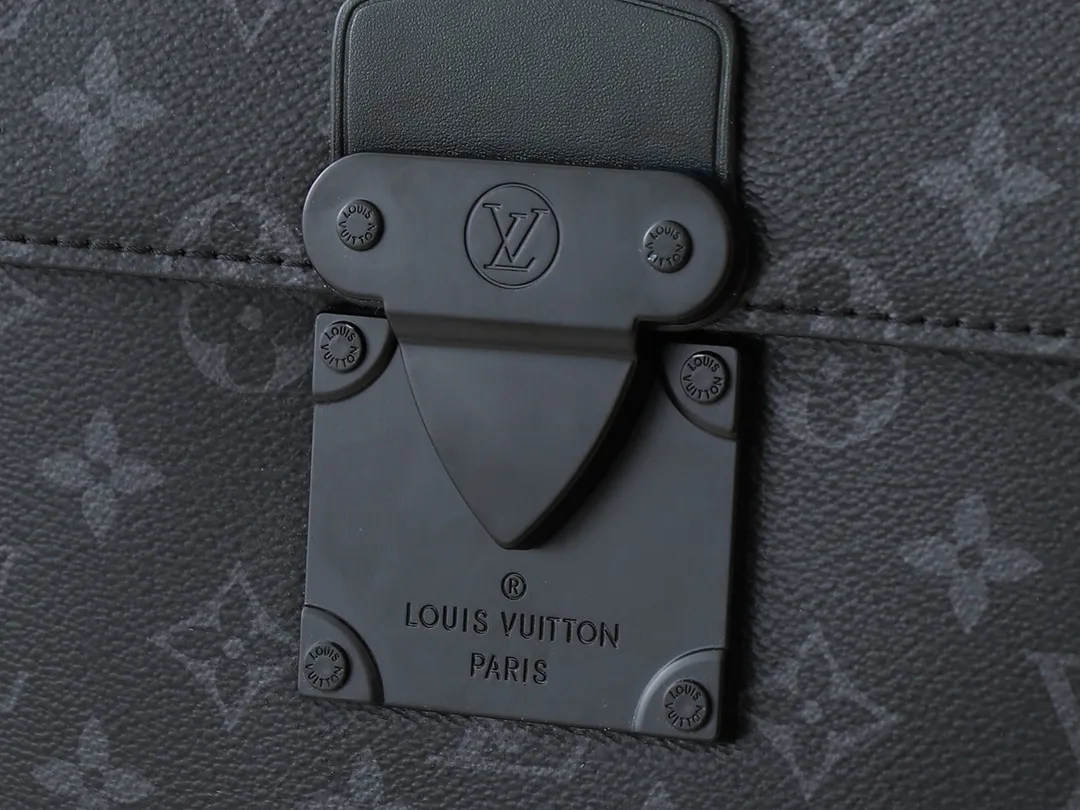 💰260💰Upgraded original [M20835 embossed. Black flower. Presbyopia] S-Lock briefcase is made of Taurillon Monogram cow leather with a restrained configuration, providing a safe choice for contemporary business people based on traditional design. The magnetic clasp is derived from Louis Vuitton's classic trunk lock and comes with an adjustable shoulder strap. Dimensions: 39 x 30 x 8cm