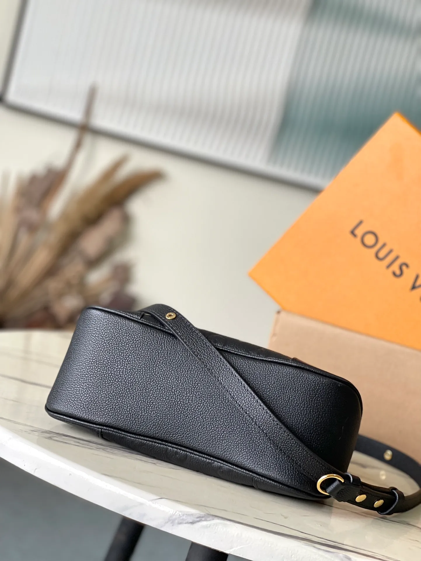 💰940 (top-grain leather) Top-quality original M12930 This Boulogne handbag is made of Monogram Empreinte leather and has a classic design. It can be carried in a variety of ways to show your personality. The inner patch pocket can easily store a smartphone, and the braided chain is integrated with dazzling metal parts. Dimensions: 29 × 16 × 9.5 cm