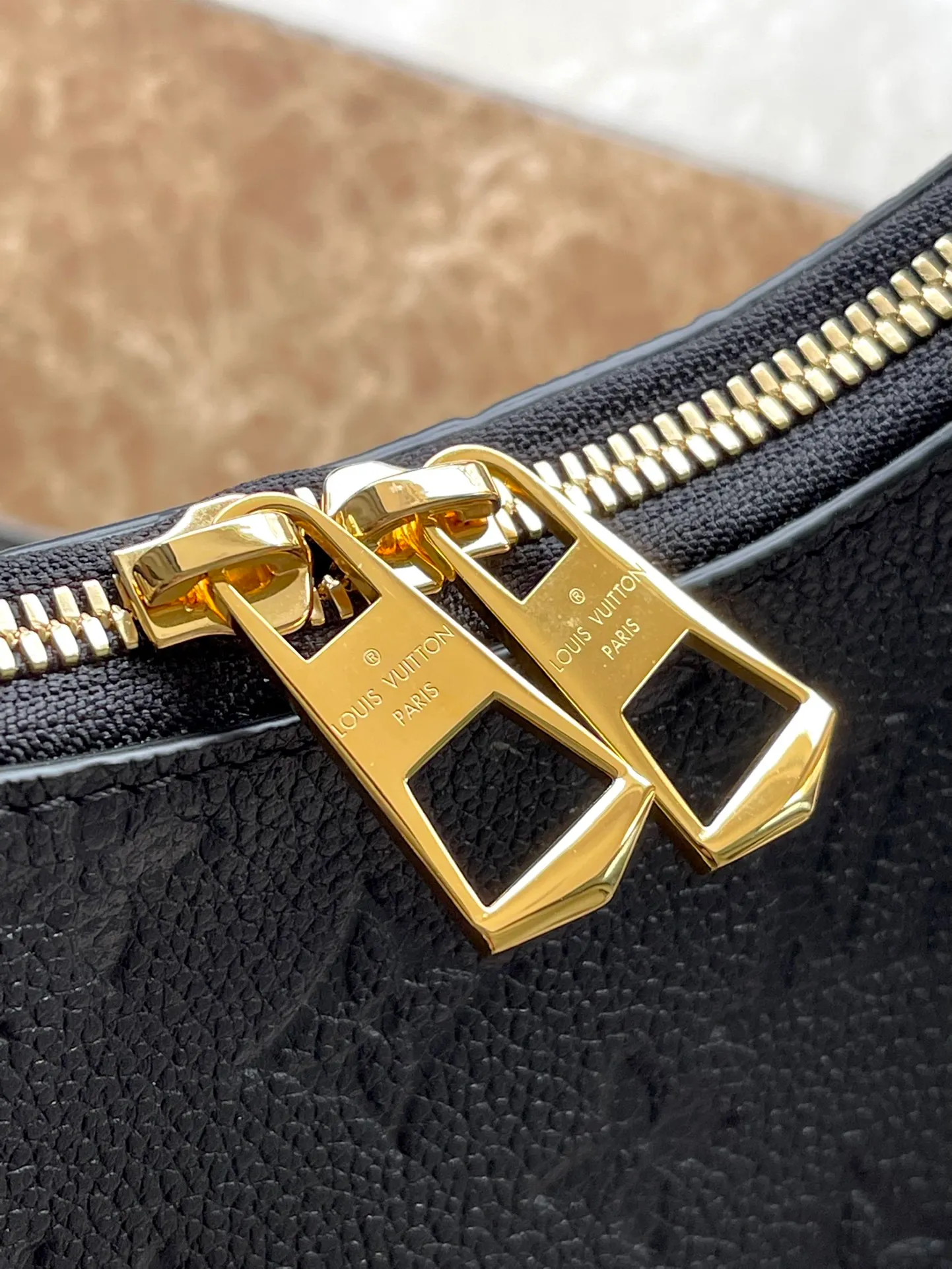 💰940 (top-grain leather) Top-quality original M12930 This Boulogne handbag is made of Monogram Empreinte leather and has a classic design. It can be carried in a variety of ways to show your personality. The inner patch pocket can easily store a smartphone, and the braided chain is integrated with dazzling metal parts. Dimensions: 29 × 16 × 9.5 cm