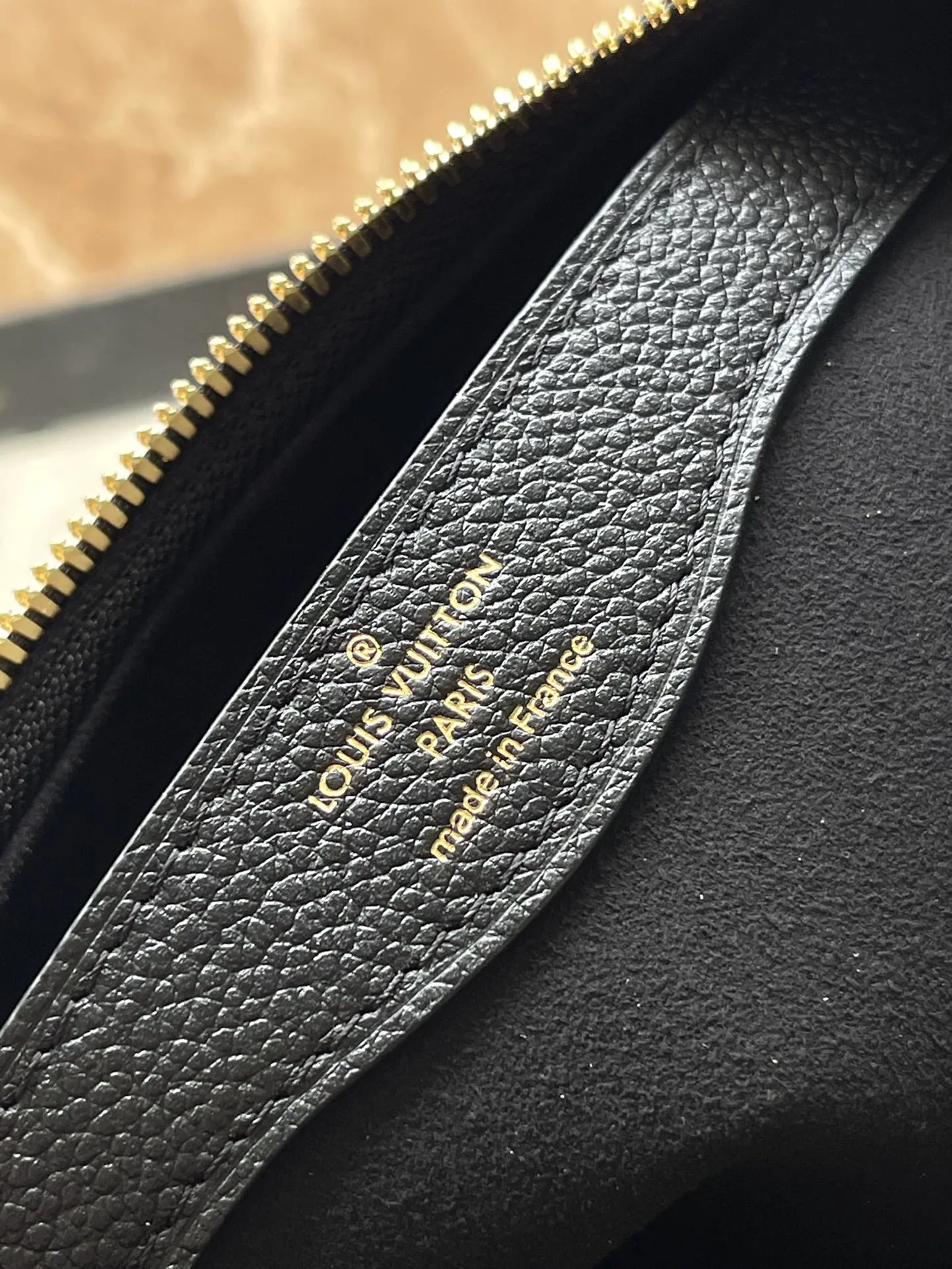 💰940 (top-grain leather) Top-quality original M12930 This Boulogne handbag is made of Monogram Empreinte leather and has a classic design. It can be carried in a variety of ways to show your personality. The inner patch pocket can easily store a smartphone, and the braided chain is integrated with dazzling metal parts. Dimensions: 29 × 16 × 9.5 cm