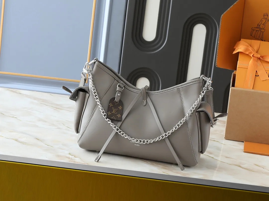 💰260💰Upgraded from the original M25143 M24861 M12583 M12579 M12919 M13105 This small CarryAll Cargo handbag is made of soft sheep leather with a fashionable micro-wrinkle effect, and is paired with polished metal parts and a lazy configuration on a deep background, making it a perfect choice for day and night occasions. The detachable shoulder strap and chain strap allow for a variety of styling possibilities. Dimensions: 23 x 15 x 33.5 cm (H x W x Length)