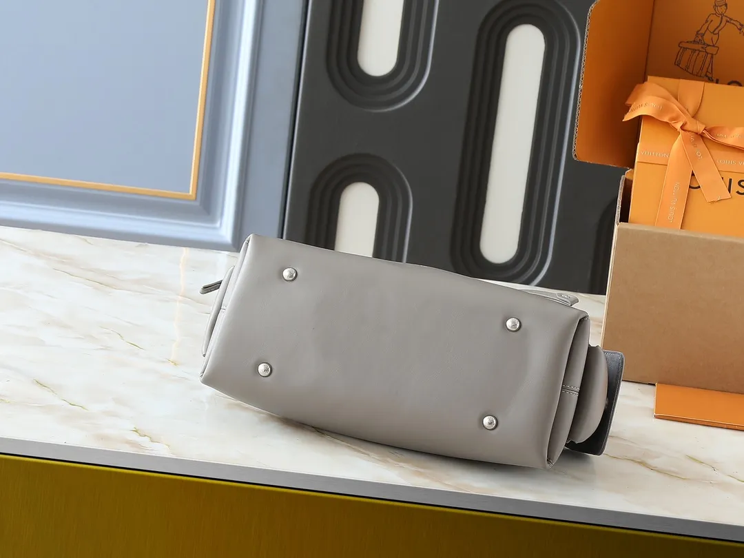 💰260💰Upgraded from the original M25143 M24861 M12583 M12579 M12919 M13105 This small CarryAll Cargo handbag is made of soft sheep leather with a fashionable micro-wrinkle effect, and is paired with polished metal parts and a lazy configuration on a deep background, making it a perfect choice for day and night occasions. The detachable shoulder strap and chain strap allow for a variety of styling possibilities. Dimensions: 23 x 15 x 33.5 cm (H x W x Length)