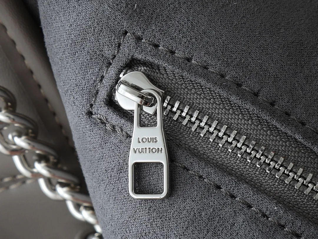 💰260💰Upgraded from the original M25143 M24861 M12583 M12579 M12919 M13105 This small CarryAll Cargo handbag is made of soft sheep leather with a fashionable micro-wrinkle effect, and is paired with polished metal parts and a lazy configuration on a deep background, making it a perfect choice for day and night occasions. The detachable shoulder strap and chain strap allow for a variety of styling possibilities. Dimensions: 23 x 15 x 33.5 cm (H x W x Length)