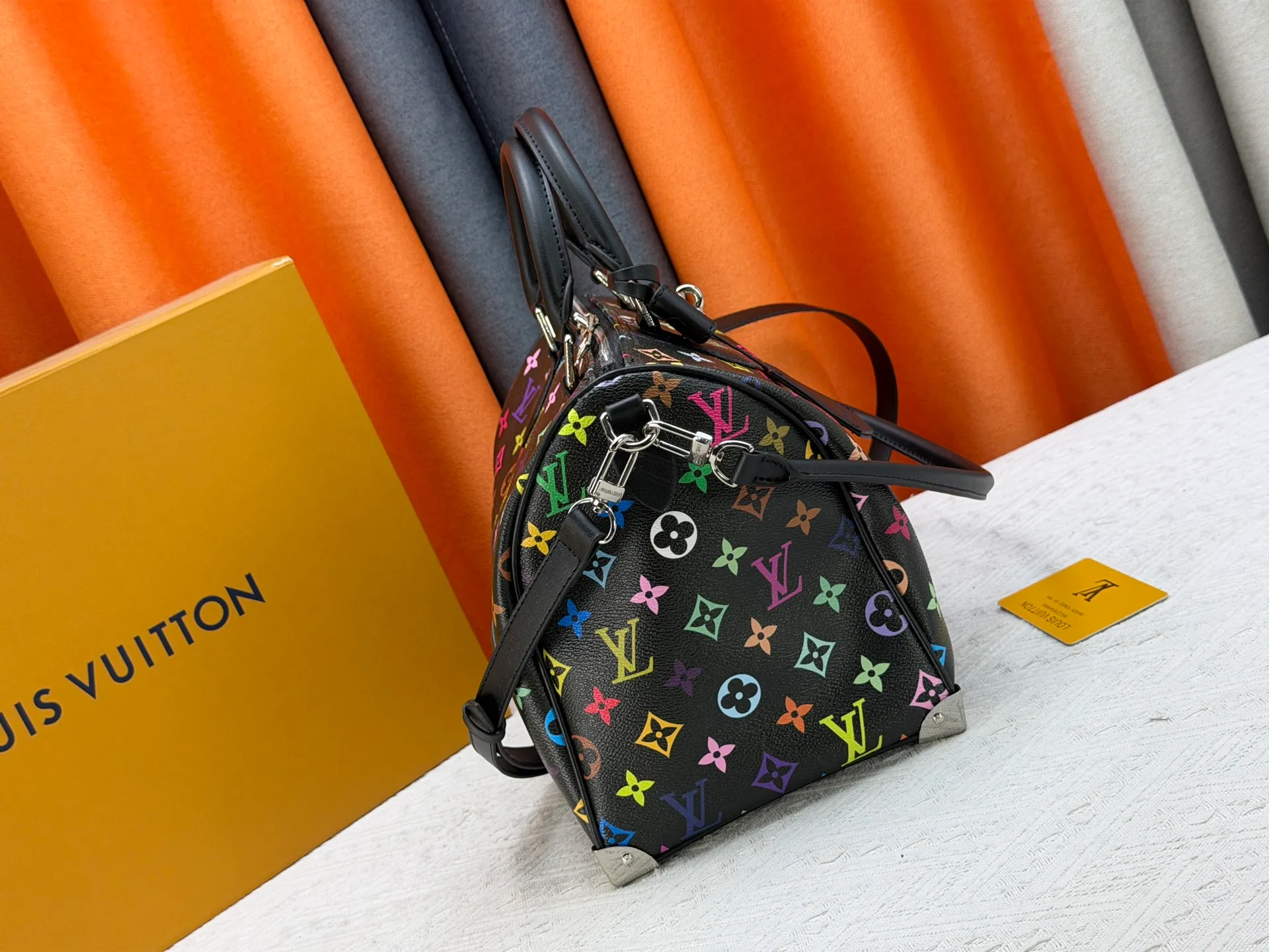 P300 Upgraded original version M27789 M13805 M13257 M40391 LV Murakami Takashi co-branded NANOSPEEDY handbag This Nano Speedy handbag combines Monogram canvas and cow leather trim printing, with 33 colorful interpretations of white tricolor and black tricolor. It has been launched in twelve sections and is very popular around the world and is loved by celebrities and celebrities. 30.0 x 21.0 x 17.0 cm