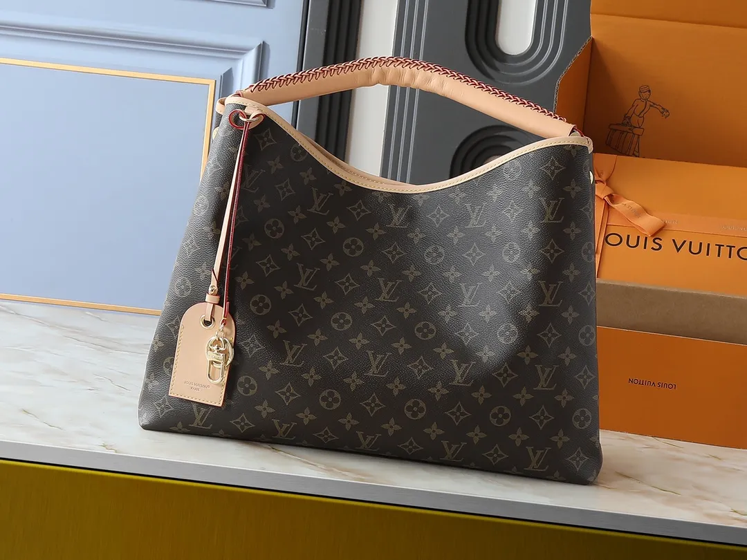 💰260💰Upgraded from the original M25877, this Again handbag is an ingenious reinterpretation of the Artsy handbag launched in 2010. It pays tribute to Louis Vuitton's exquisite craftsmanship with soft Monogram canvas, woven handles and customizable name tags, and is equipped with multiple inner pockets. There's plenty of space to easily store a laptop, and the dazzling hooks make it easy to hang delicate decorations. Dimensions: 53.0 x 30.0 x 15.5 cm (length x height x width)