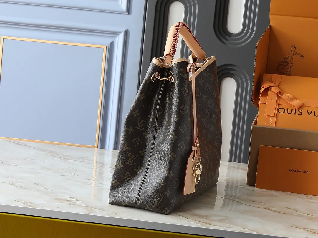 💰260💰Upgraded from the original M25877, this Again handbag is an ingenious reinterpretation of the Artsy handbag launched in 2010. It pays tribute to Louis Vuitton's exquisite craftsmanship with soft Monogram canvas, woven handles and customizable name tags, and is equipped with multiple inner pockets. There's plenty of space to easily store a laptop, and the dazzling hooks make it easy to hang delicate decorations. Dimensions: 53.0 x 30.0 x 15.5 cm (length x height x width)