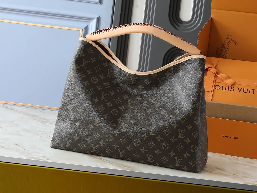 💰260💰Upgraded from the original M25877, this Again handbag is an ingenious reinterpretation of the Artsy handbag launched in 2010. It pays tribute to Louis Vuitton's exquisite craftsmanship with soft Monogram canvas, woven handles and customizable name tags, and is equipped with multiple inner pockets. There's plenty of space to easily store a laptop, and the dazzling hooks make it easy to hang delicate decorations. Dimensions: 53.0 x 30.0 x 15.5 cm (length x height x width)